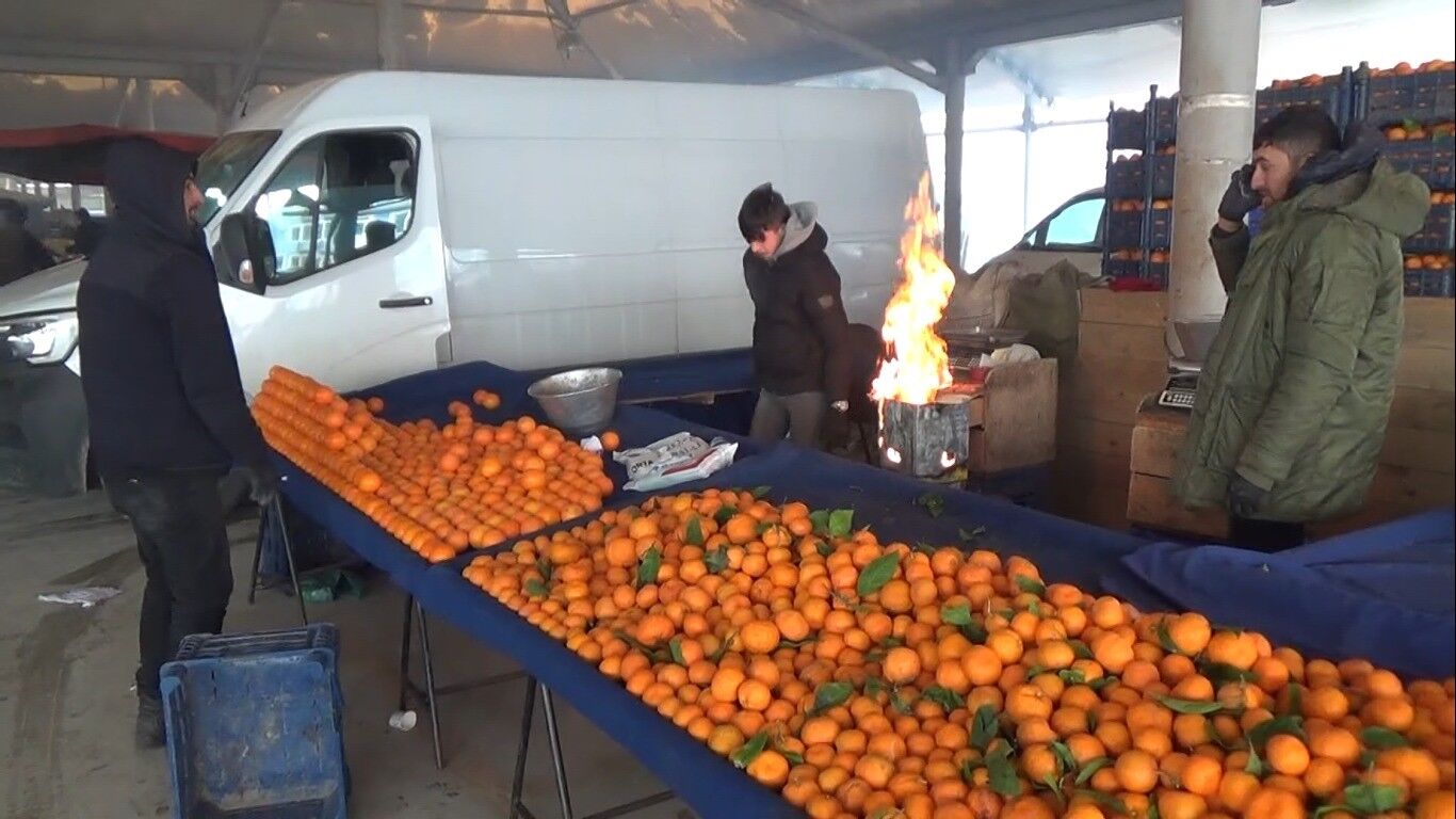 Pazar Esnafı Tenekede Ateş Yakarak Isınıyor (4)