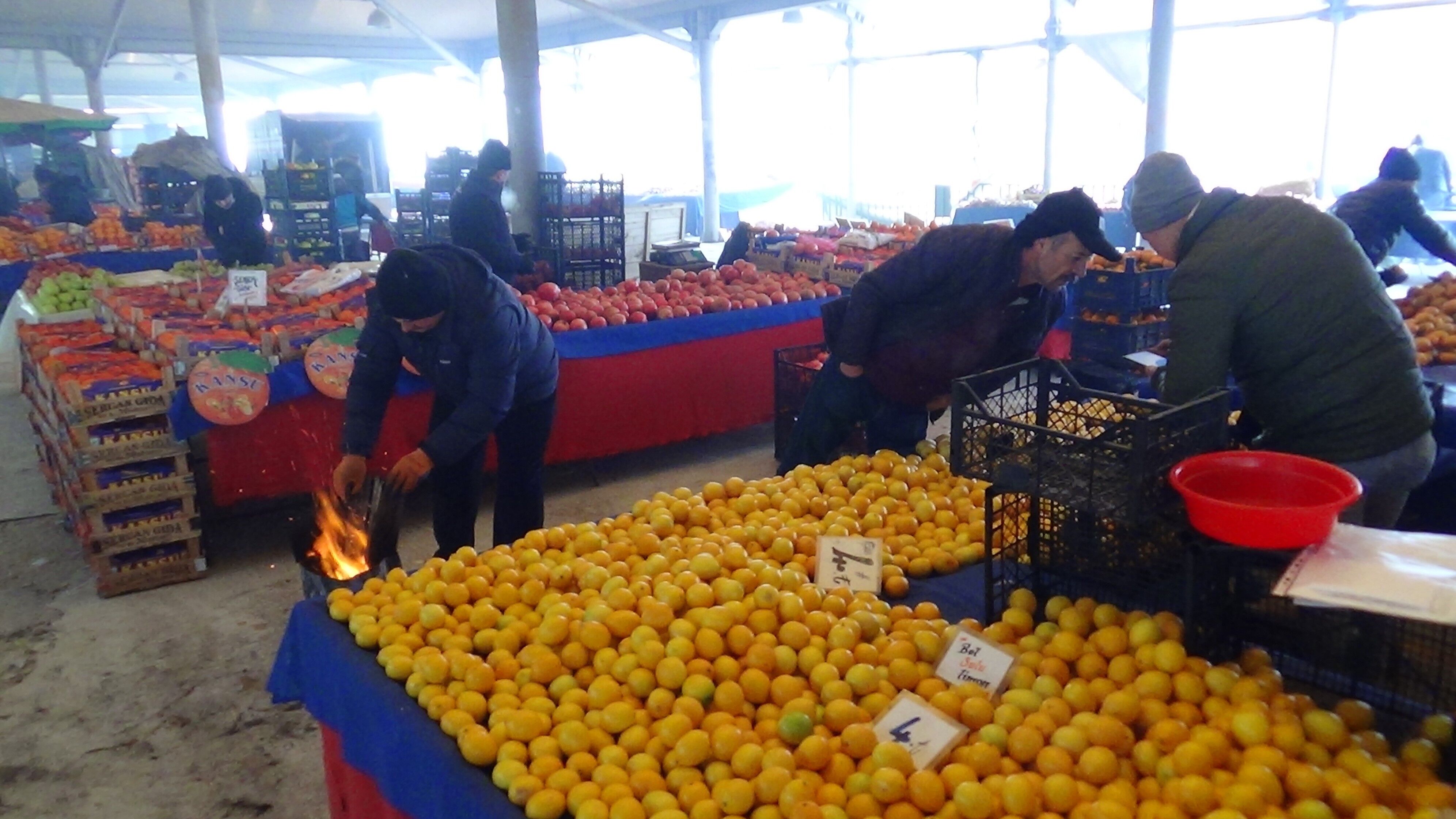 Pazar Esnafı Tenekede Ateş Yakarak Isınıyor (5)