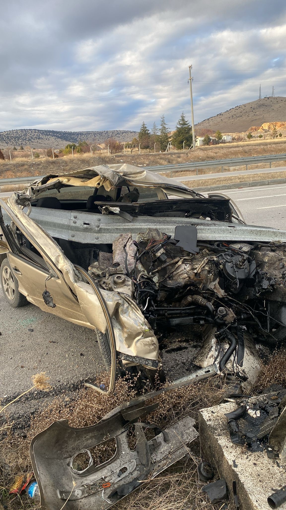 Savrulan Araç Bariyerlere Çarptı, Hurdaya Döndü (3)