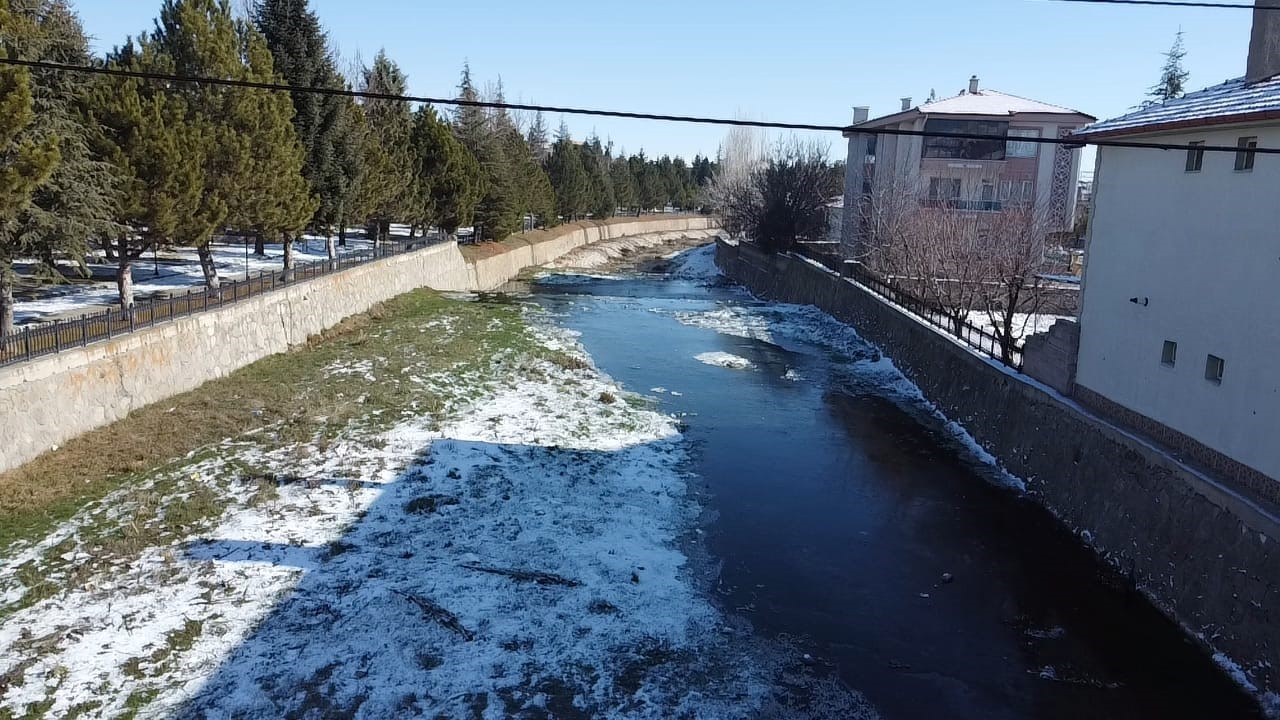 Soğuk Hava Nedeniyle Gali Çayı Buz Tuttu (2)
