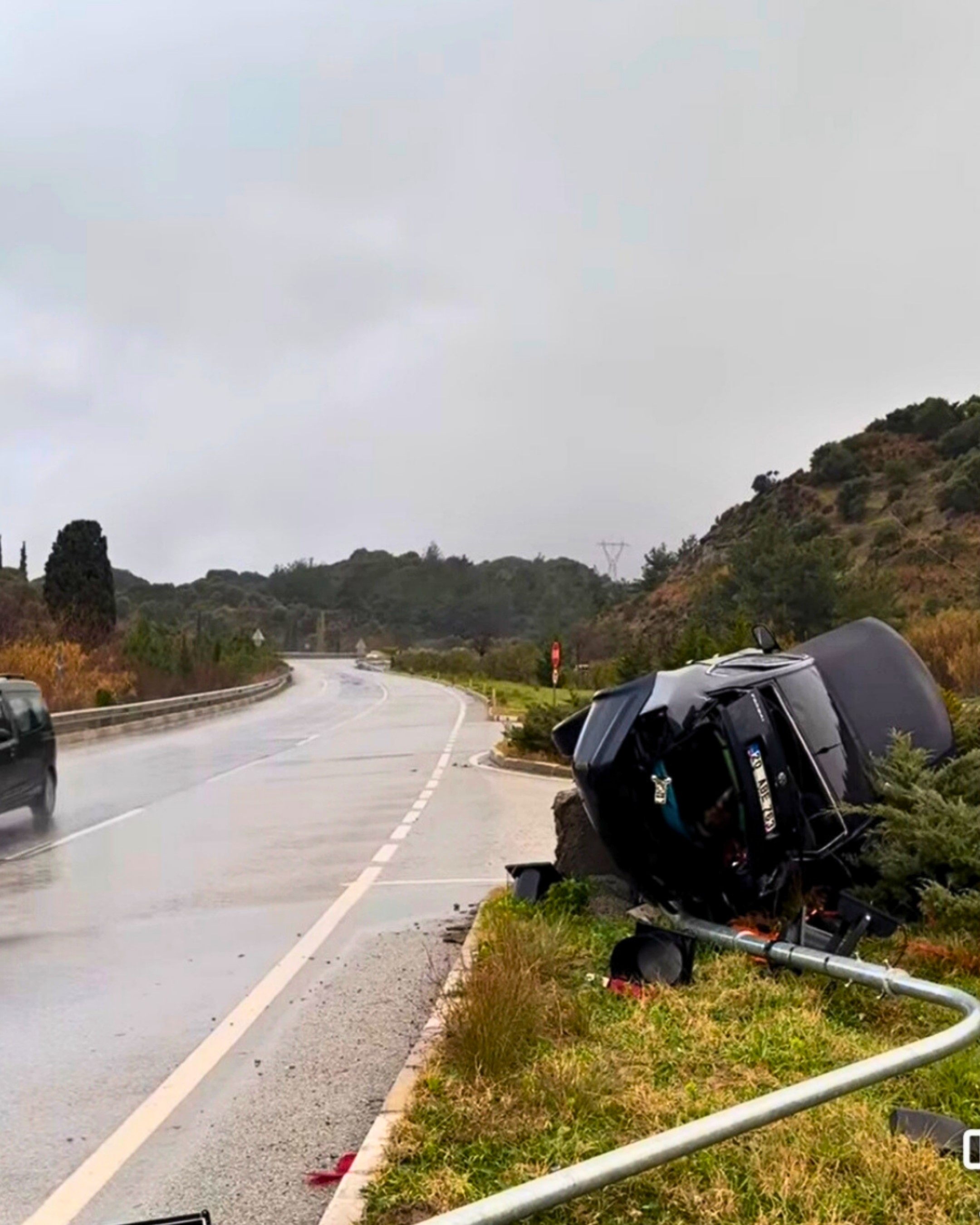 Söke’de Otomobil Refüje Devrildi (1)