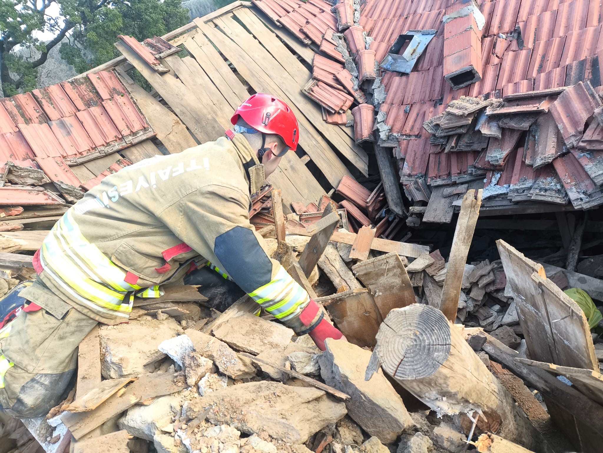 Son Dakika.. Kerpiç Ev Çöktü (11)