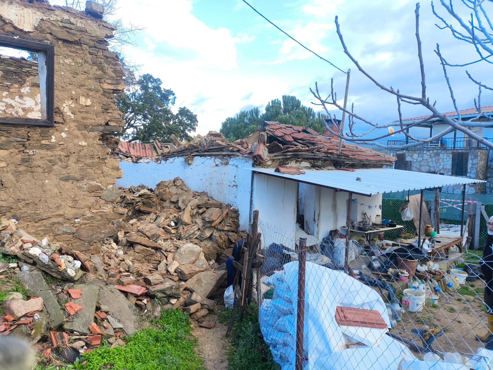 Son Dakika.. Kerpiç Ev Çöktü (4)