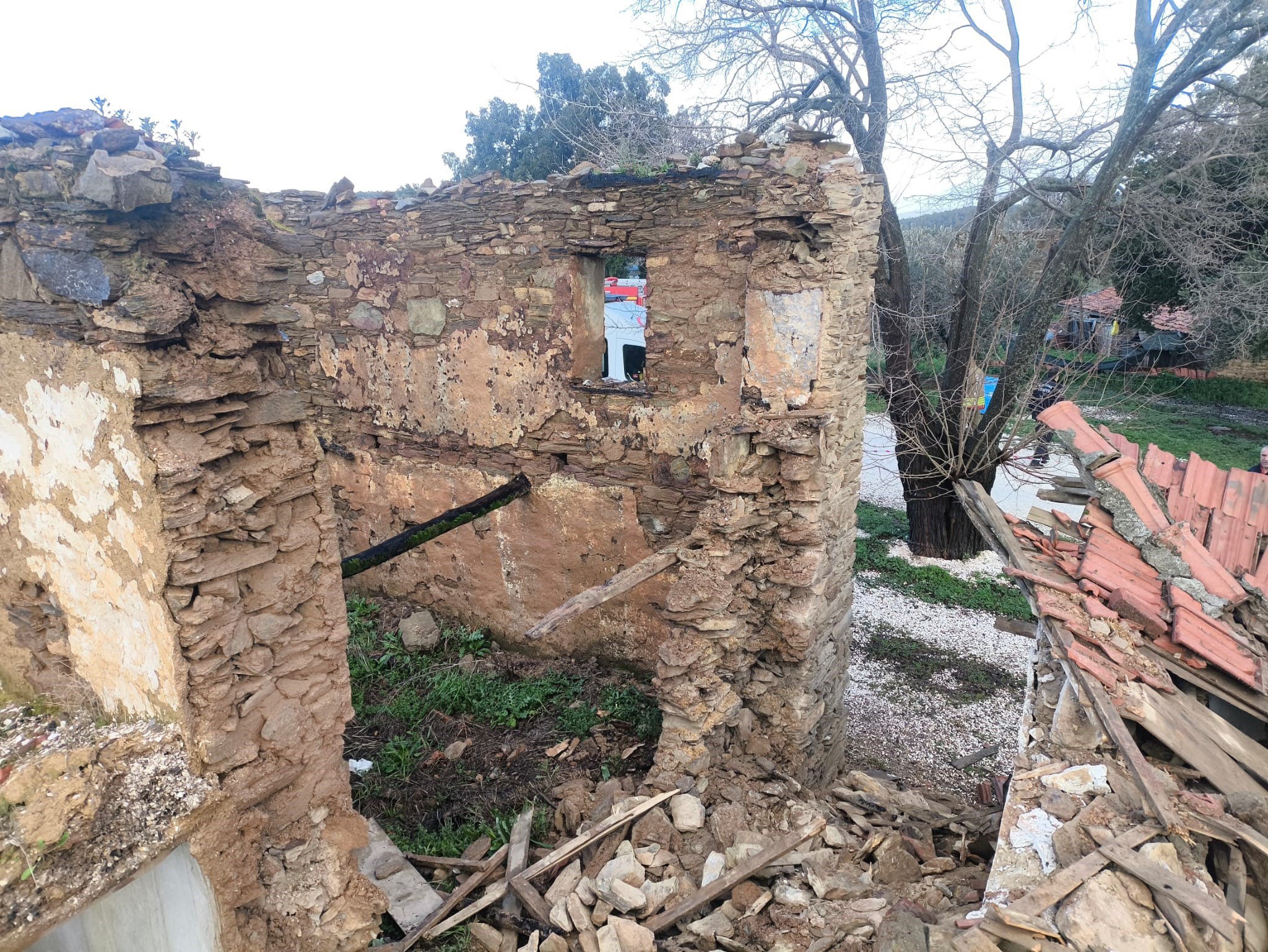 Son Dakika.. Kerpiç Ev Çöktü (6)