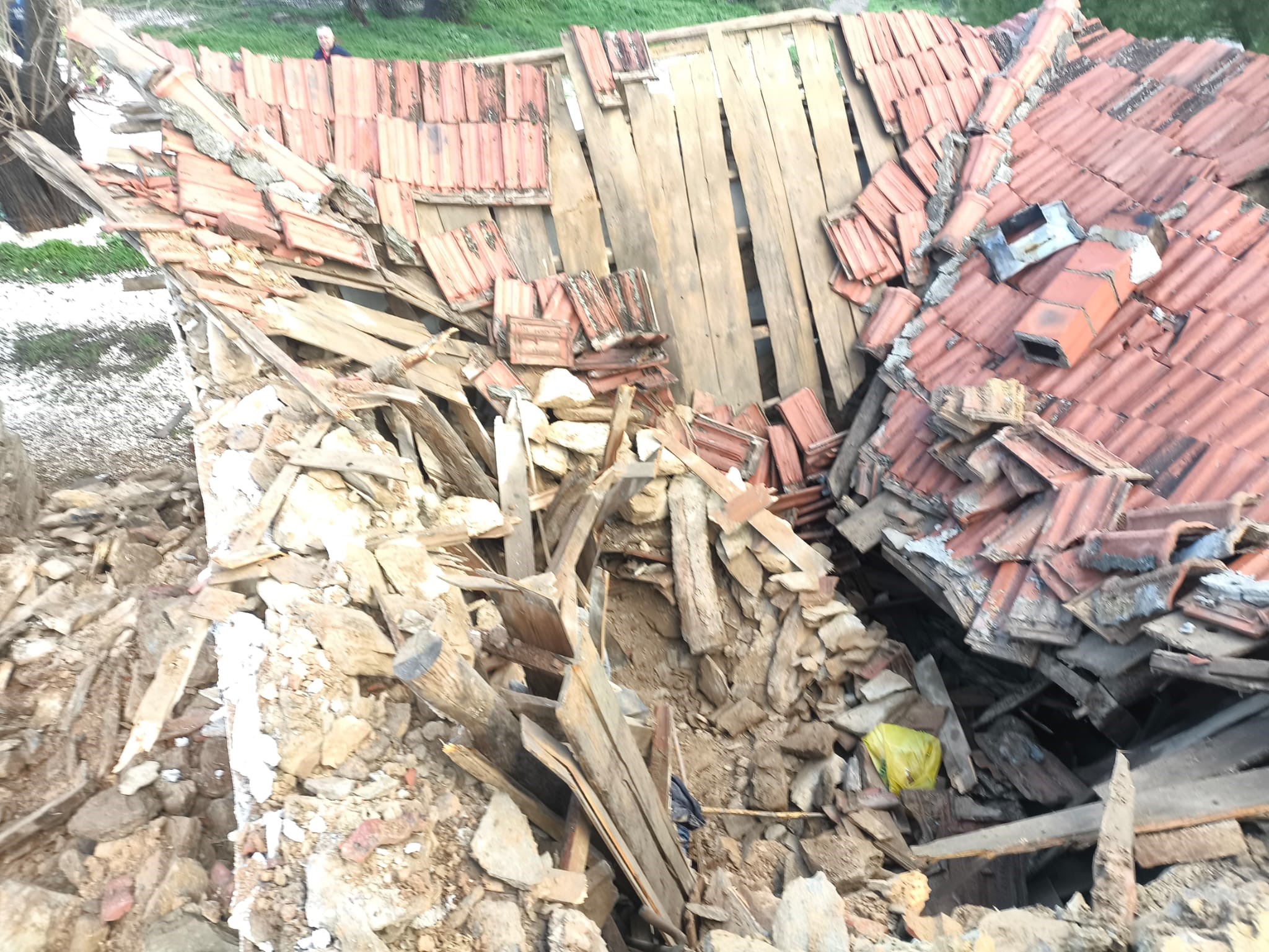 Son Dakika.. Kerpiç Ev Çöktü (9)