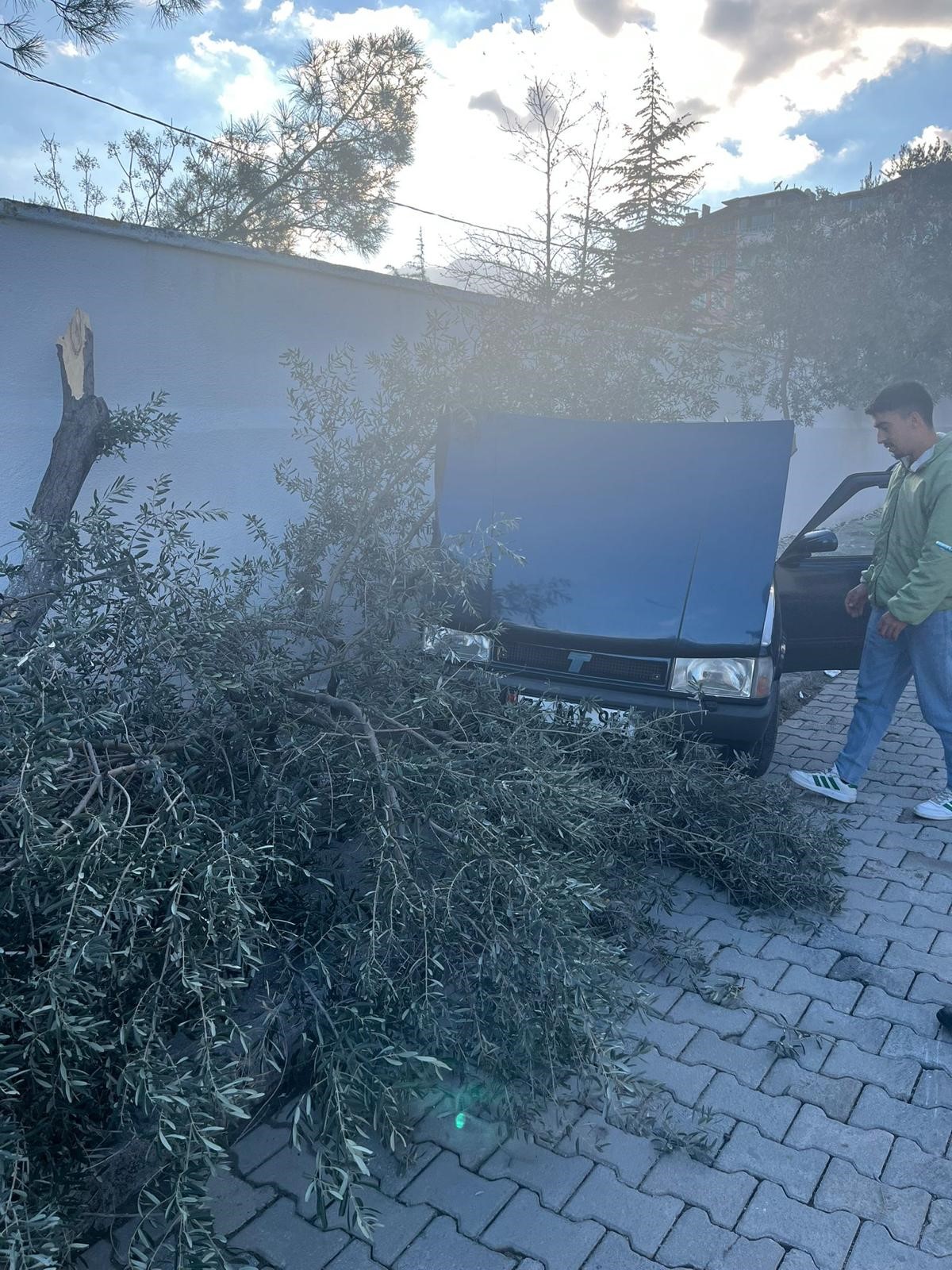 Süratli Otomobil Önce Ağaca Sonra Duvara Çarptı (2)