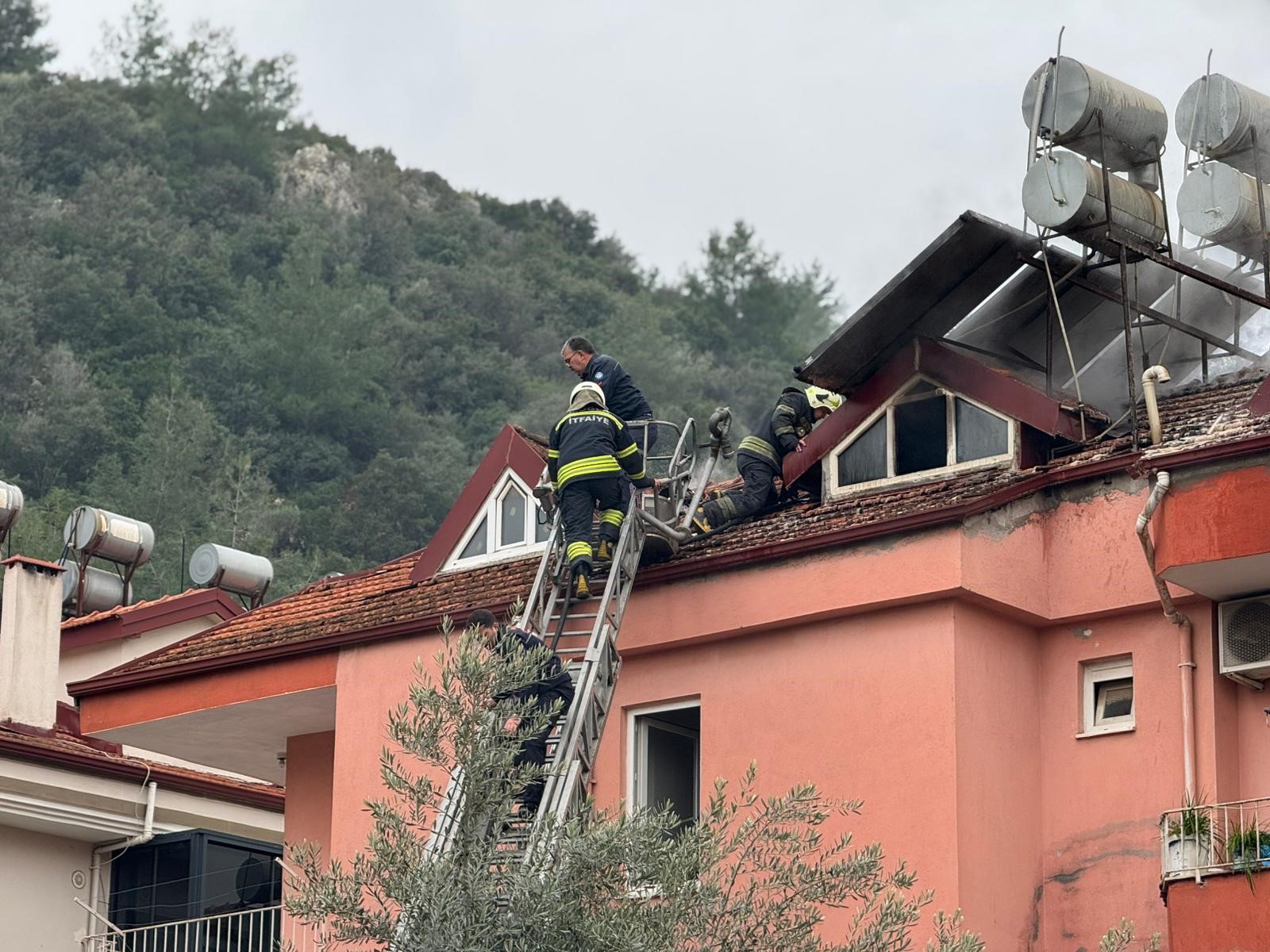 Üç Katlı Evde Yangın Paniği (3)