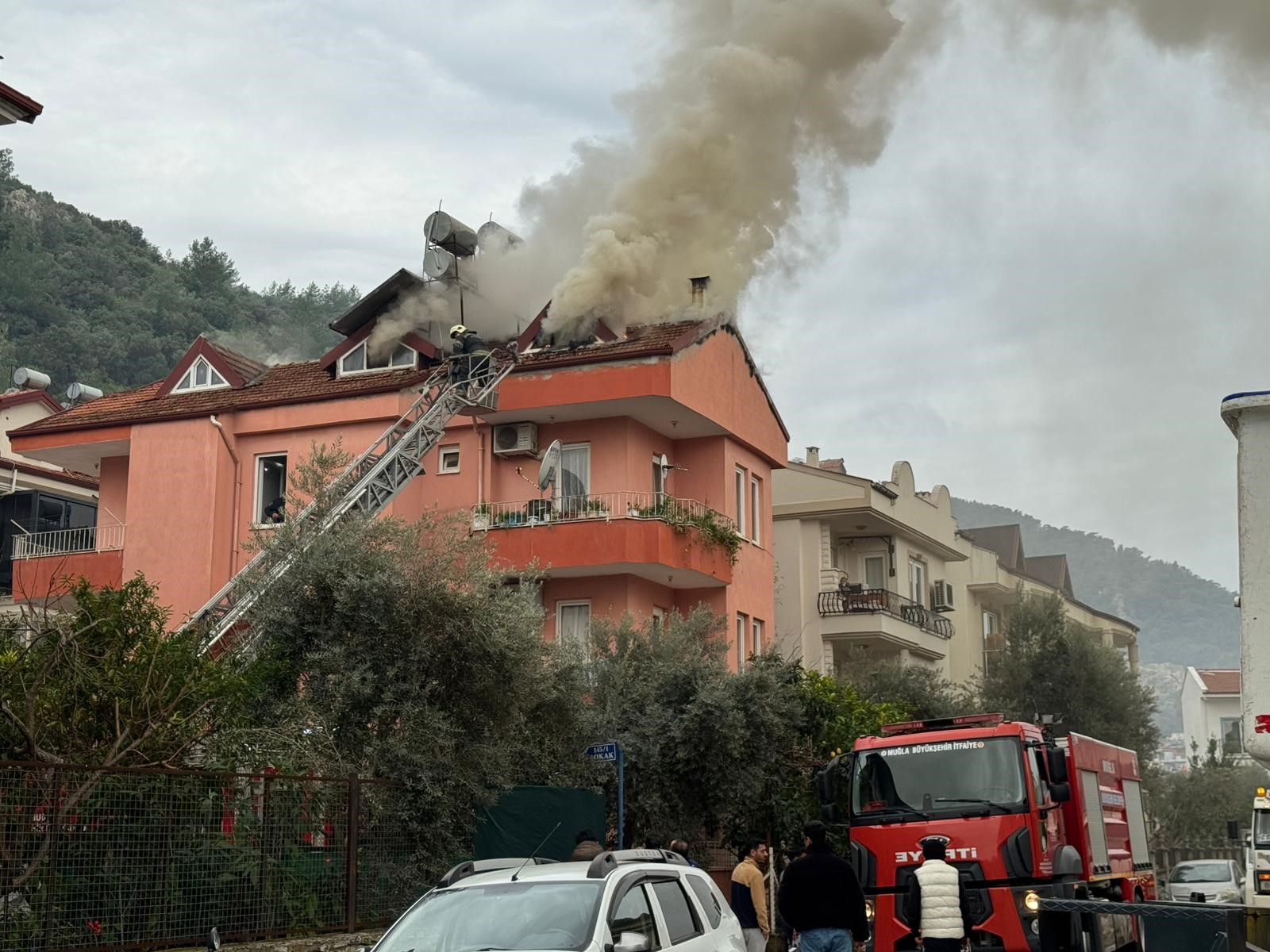 Üç Katlı Evde Yangın Paniği (6)