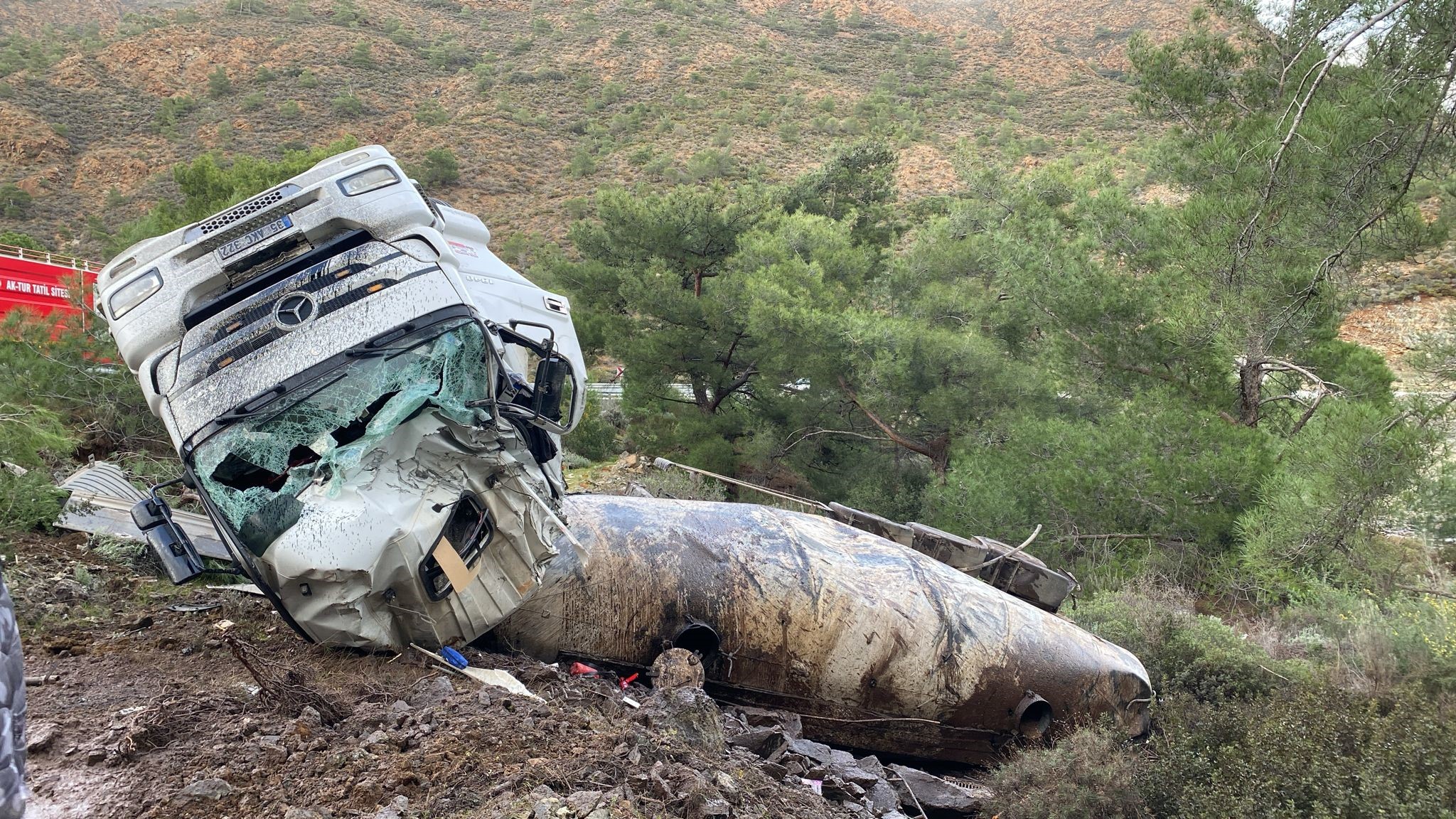 Virajı Alamayan Tır Devrildi (2)