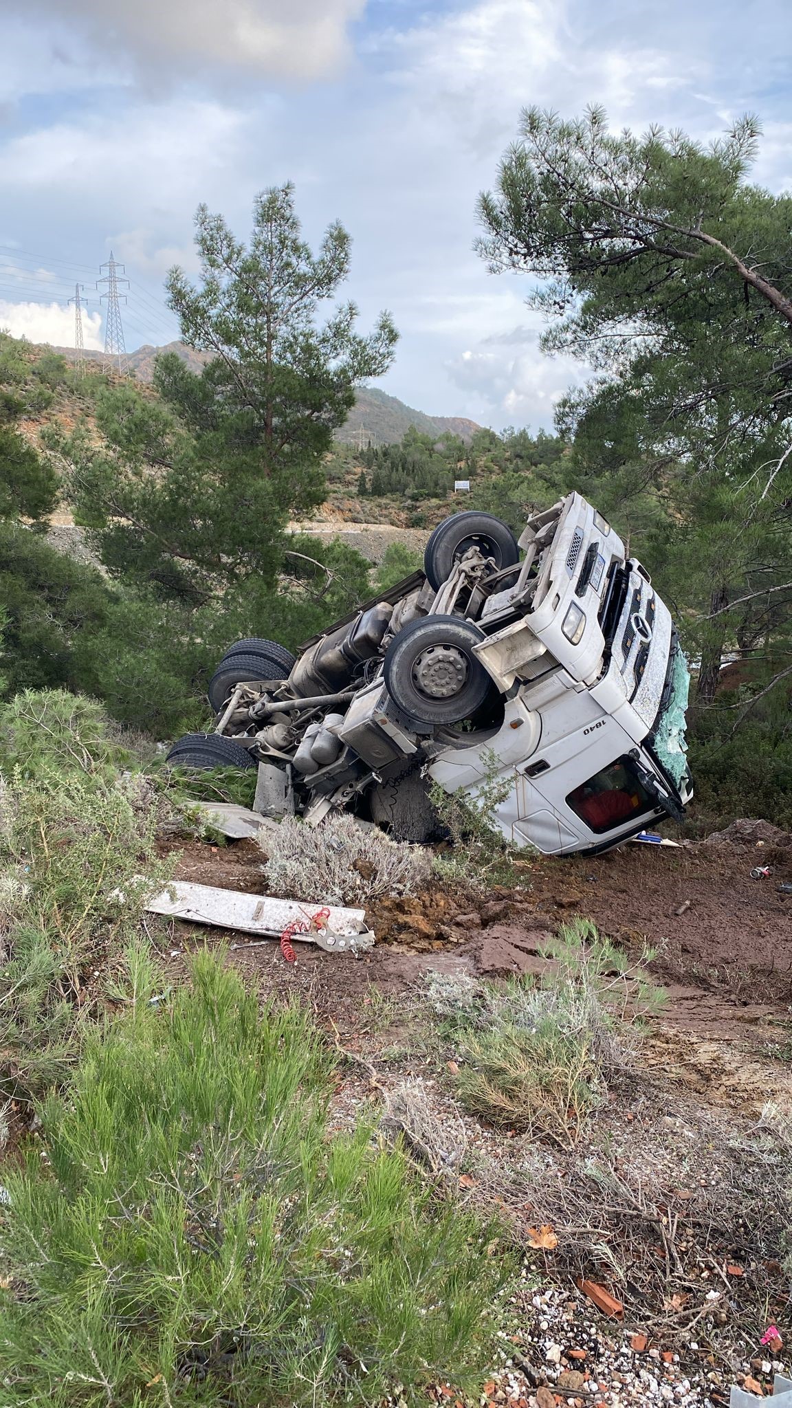 Virajı Alamayan Tır Devrildi (4)