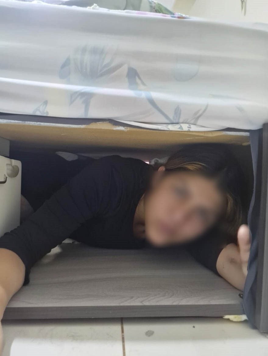 Yatağın Altından Kadın Çıktı (2)