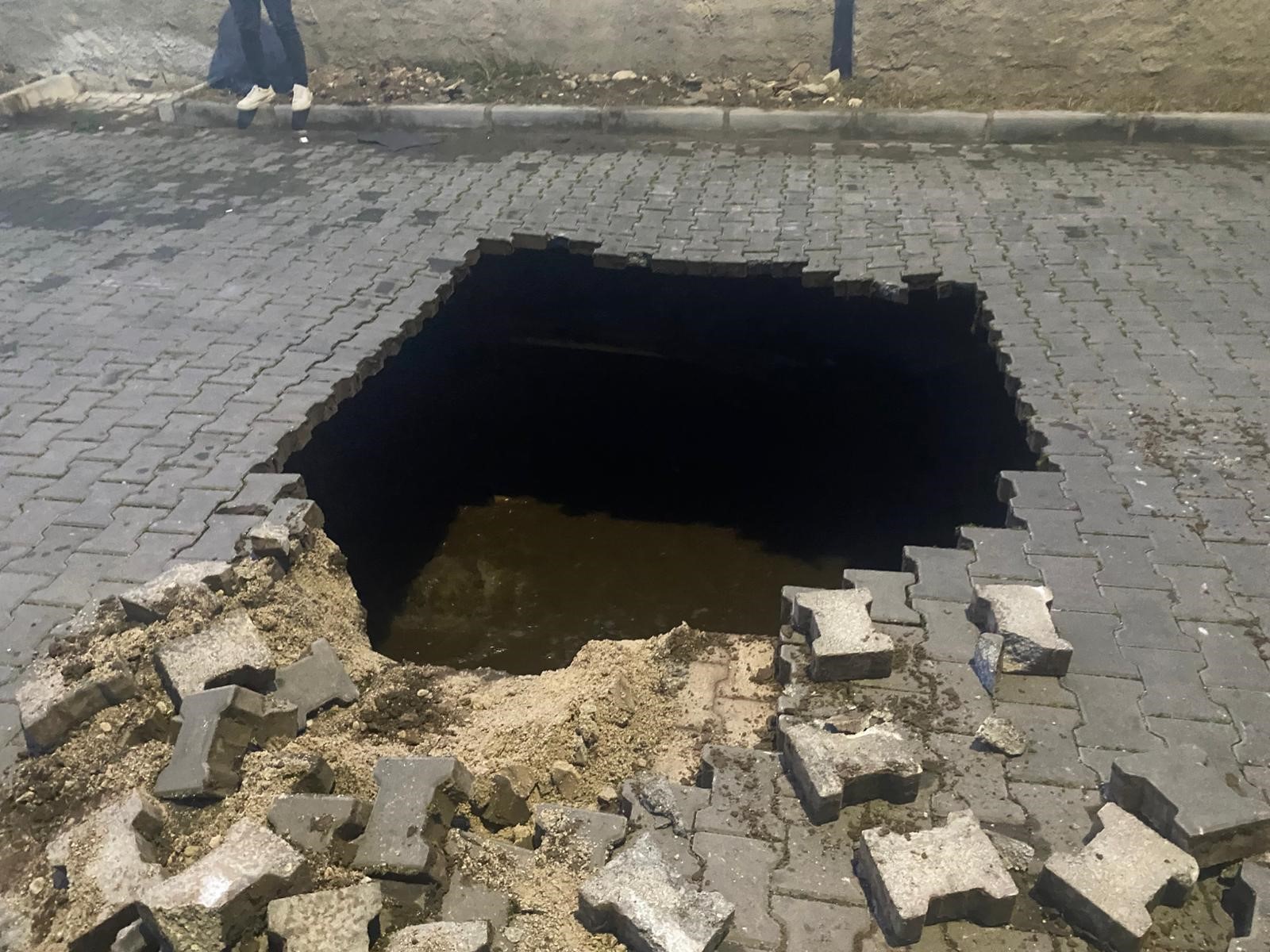 Yol Çöktü, Insan Kemikleri Çıktı (2)