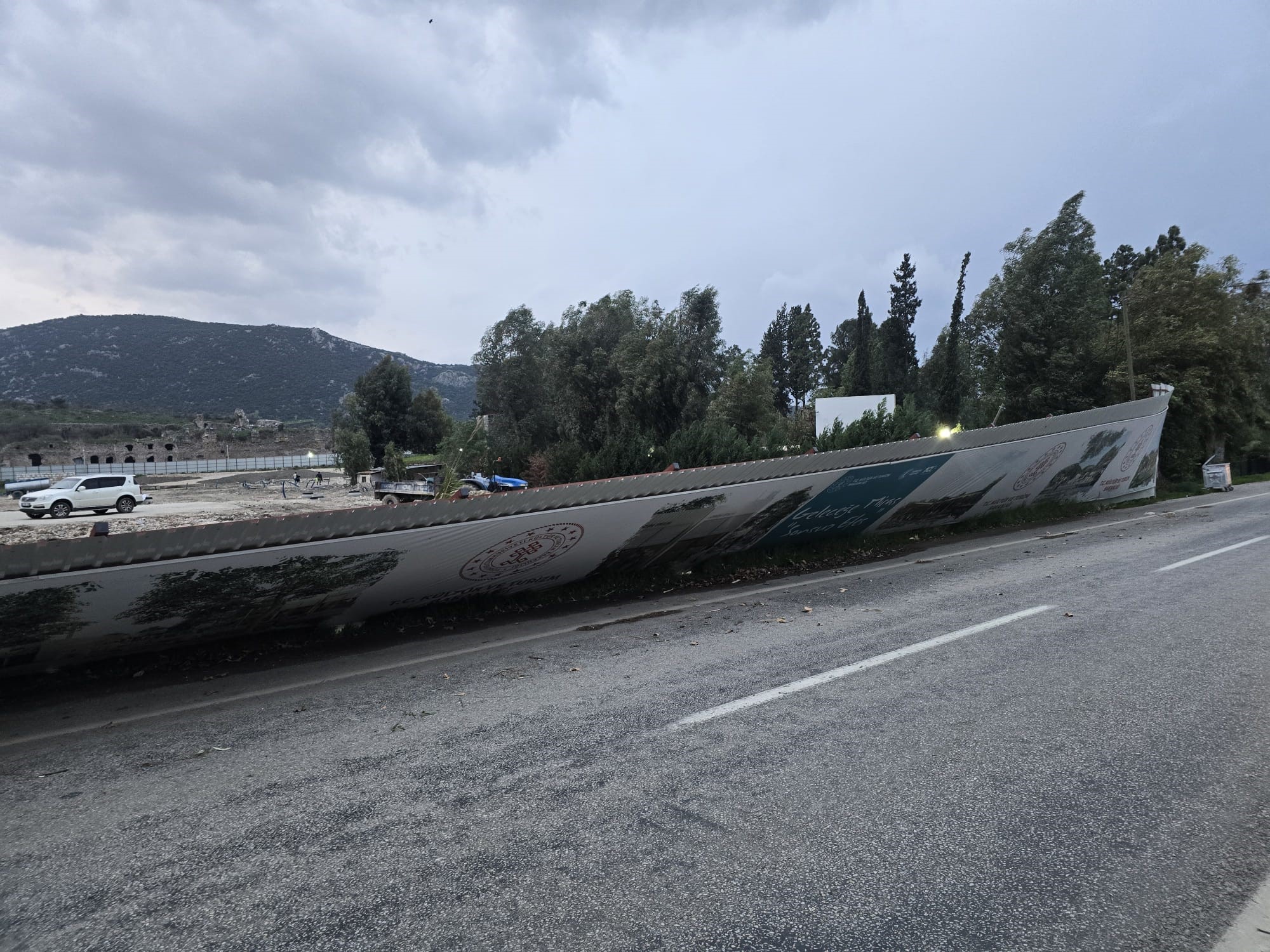 Yol Kenarında Duran Reklam Panoları Devrildi (4)