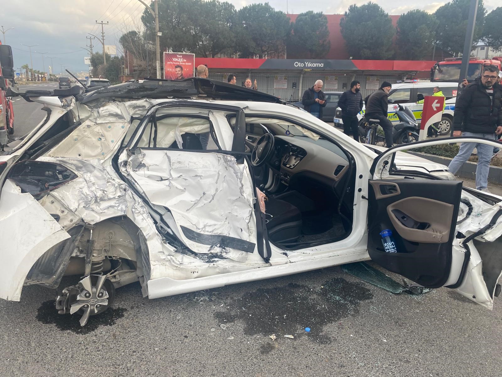 Yolcu Otobüsü Ile Otomobil Çarpıştı (2)