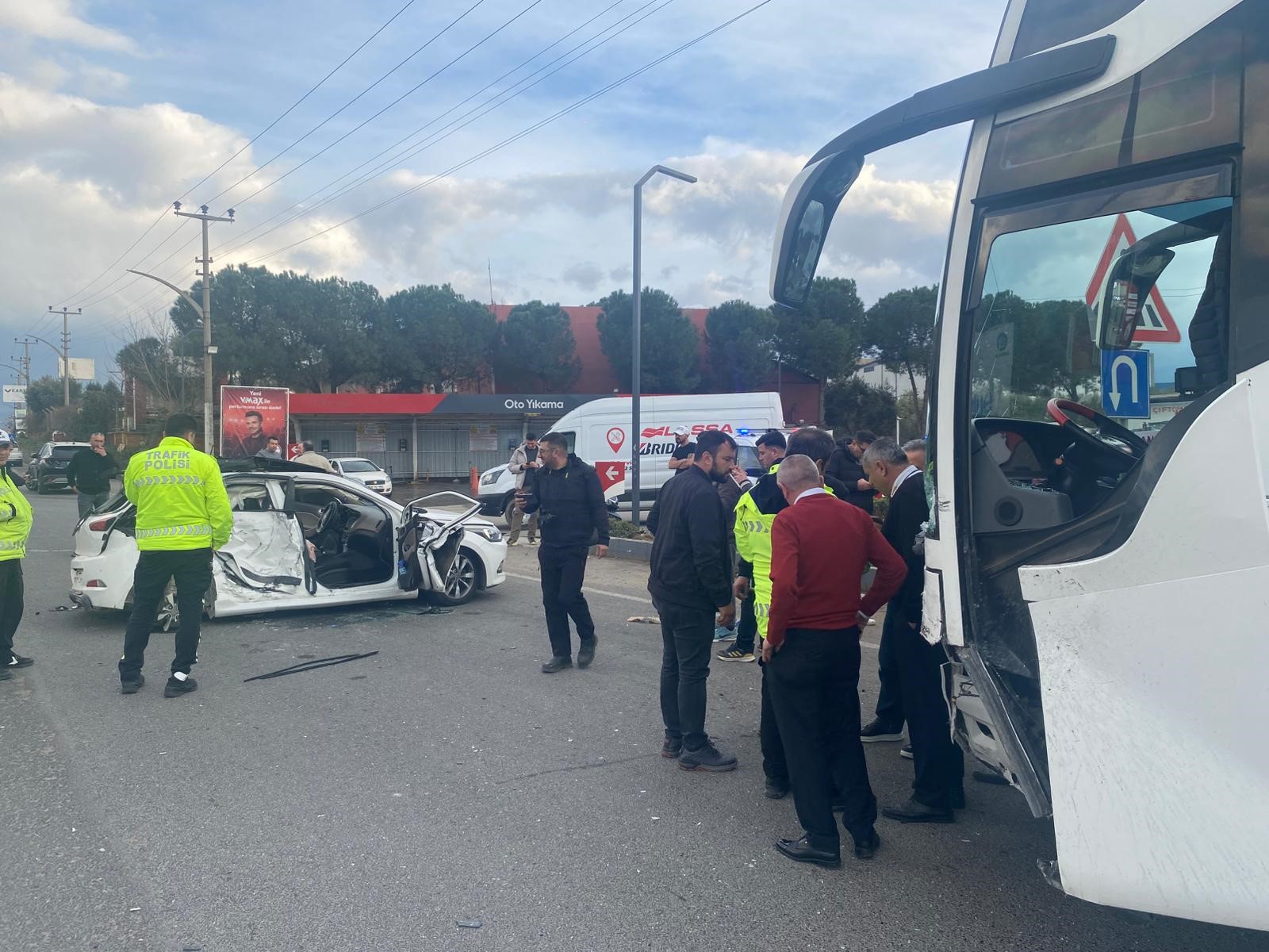 Yolcu Otobüsü Ile Otomobil Çarpıştı (3)