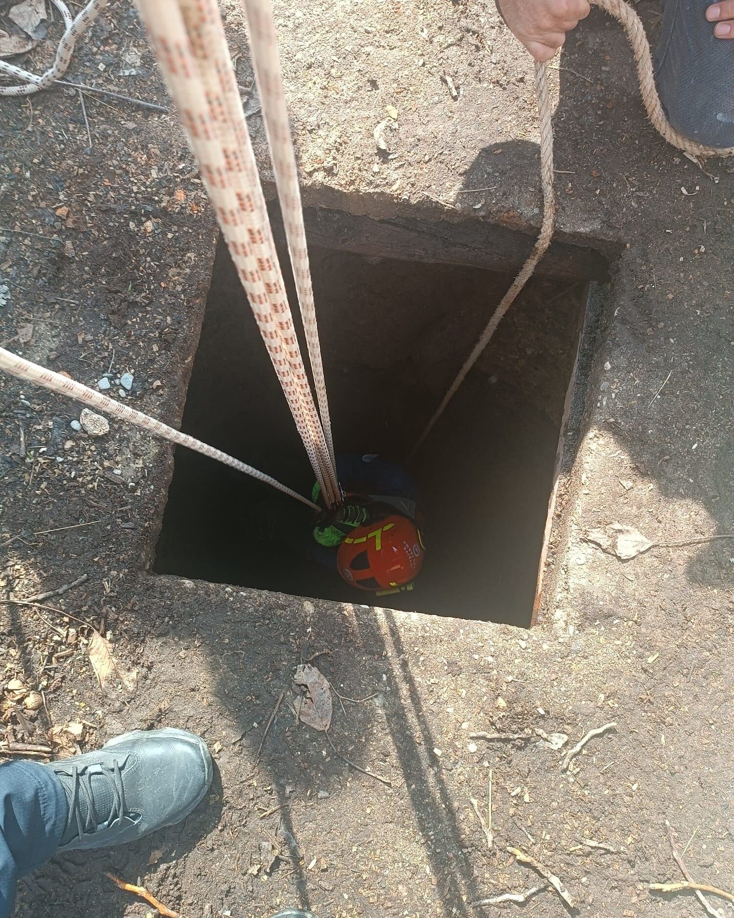 20 Metrelik Kuyunun Içinden Çıkartılan Kadın Hastaneye Götürüldü (3)