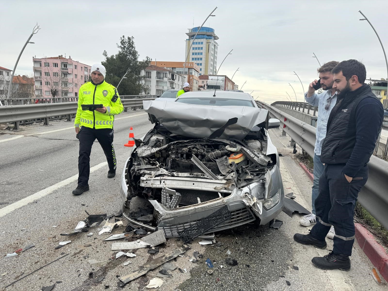 3 Otomobil Çarpıştı, 4 Yaralı (2)