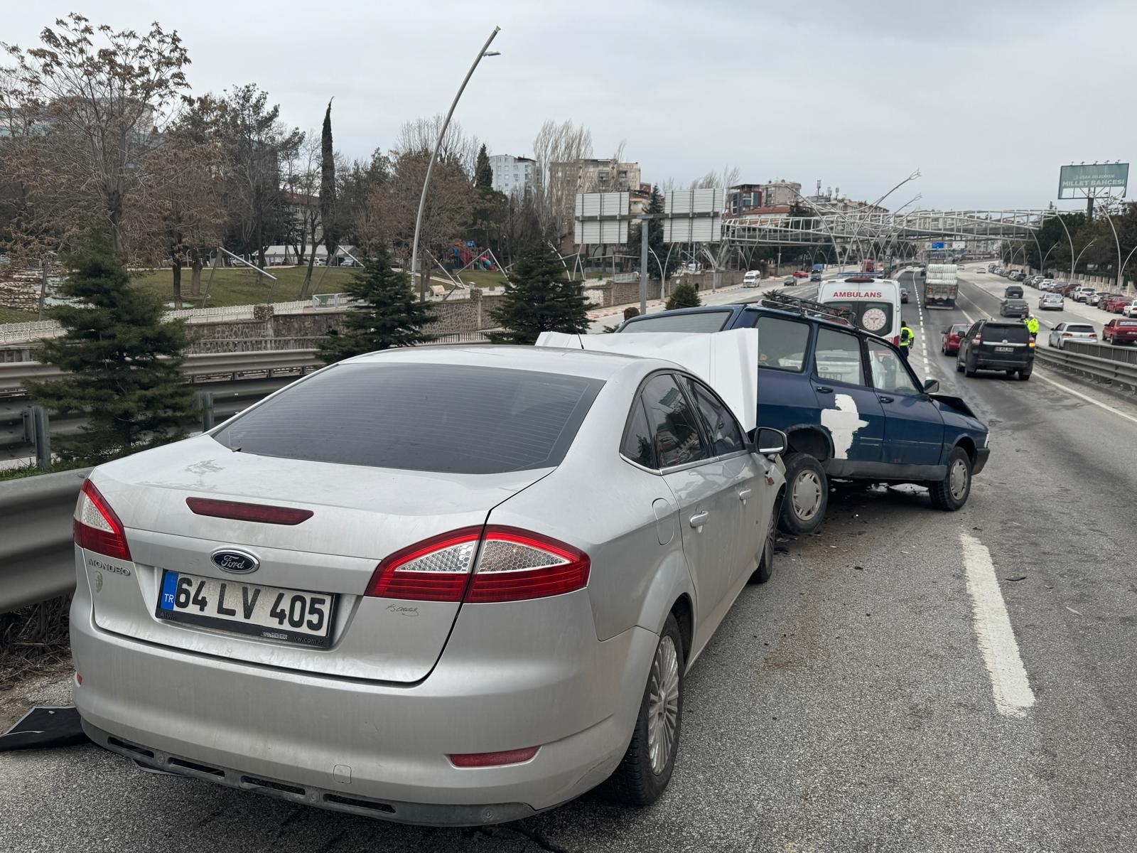 3 Otomobil Çarpıştı, 4 Yaralı (4)