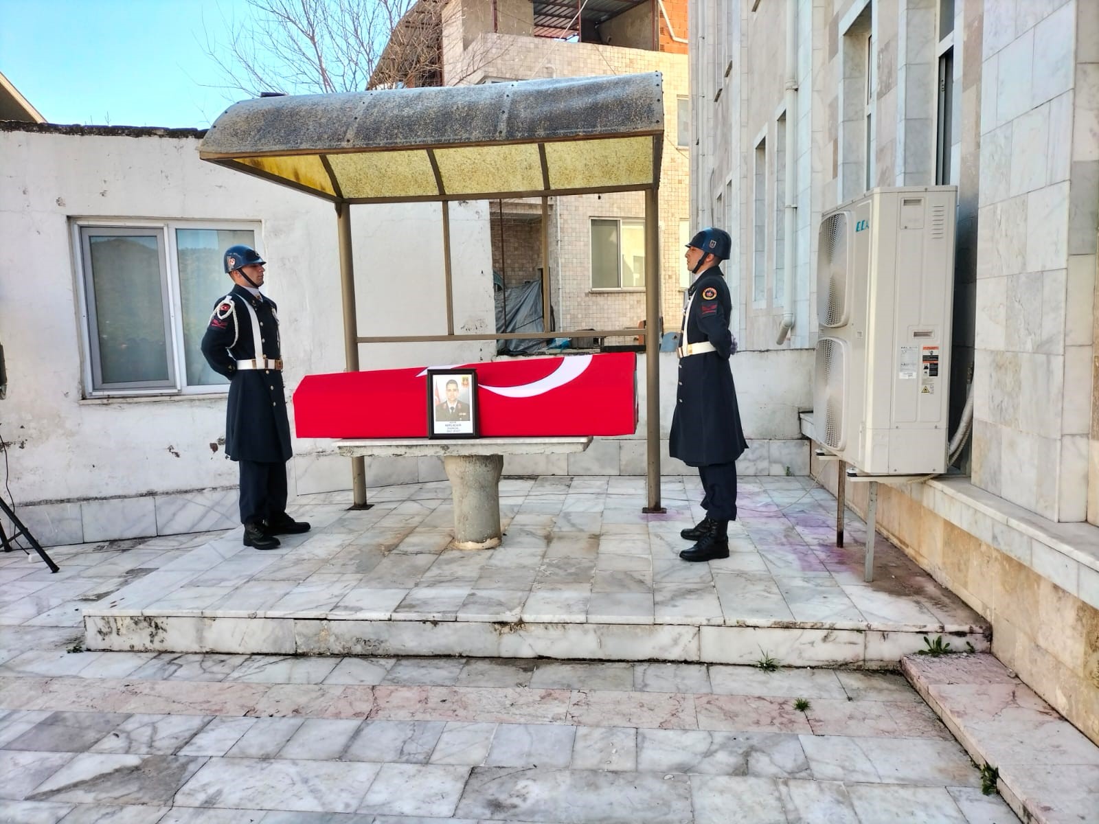 30 Yaşındaki Uzman Çavuş Kalbine Yenildi (4)