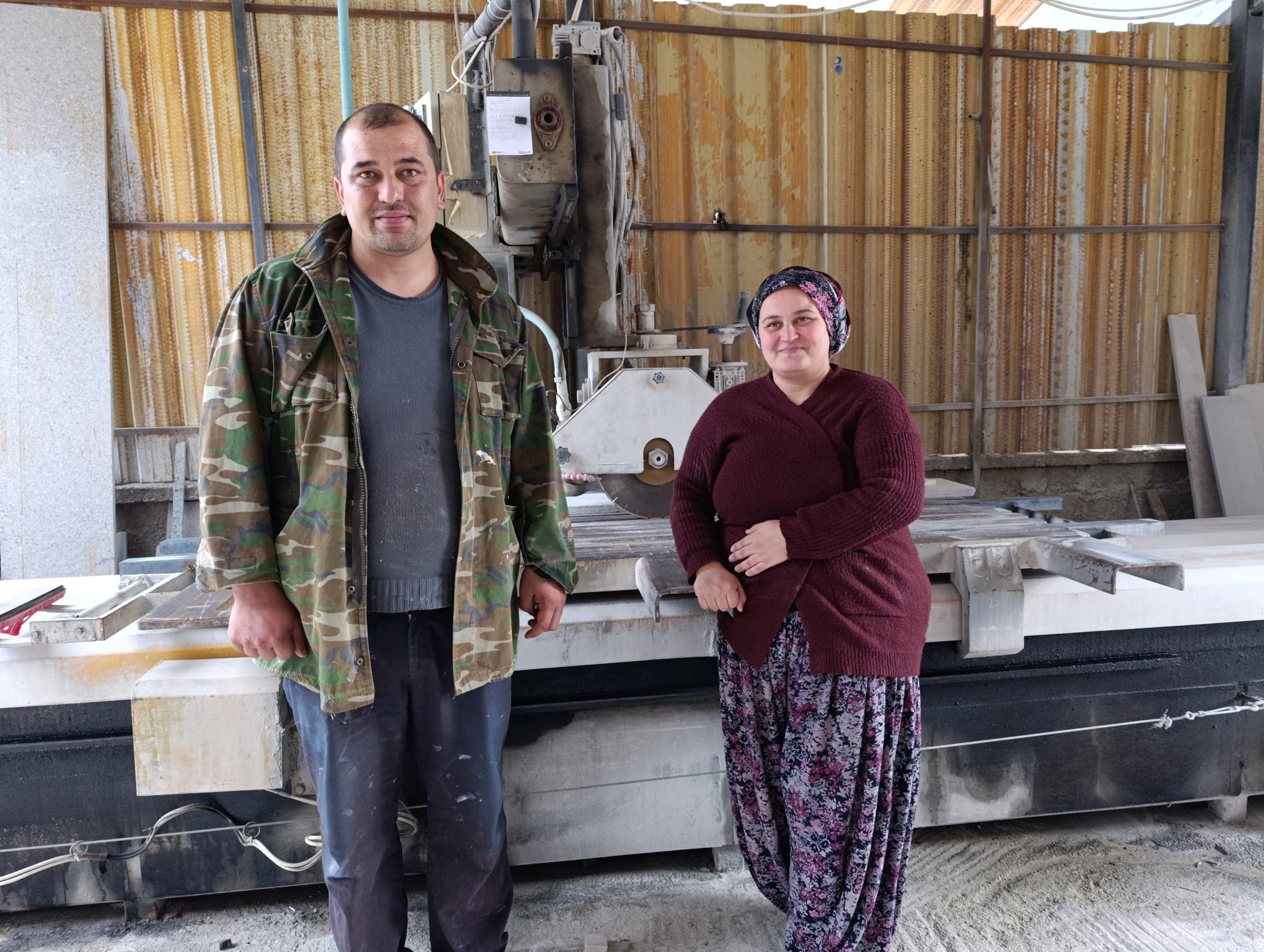 Aşkları Sanal Alemde Başladı, Şimdi Mermer Atölyesinde Mücadele Ediyorlar (1)