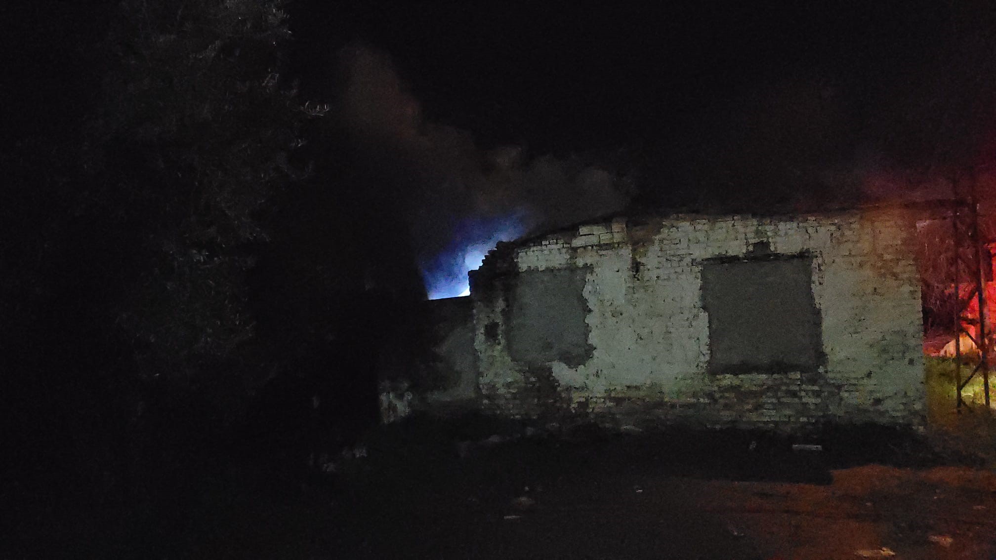 Aydın Efeler’de Metruk Binada Yangın Çıktı (1)