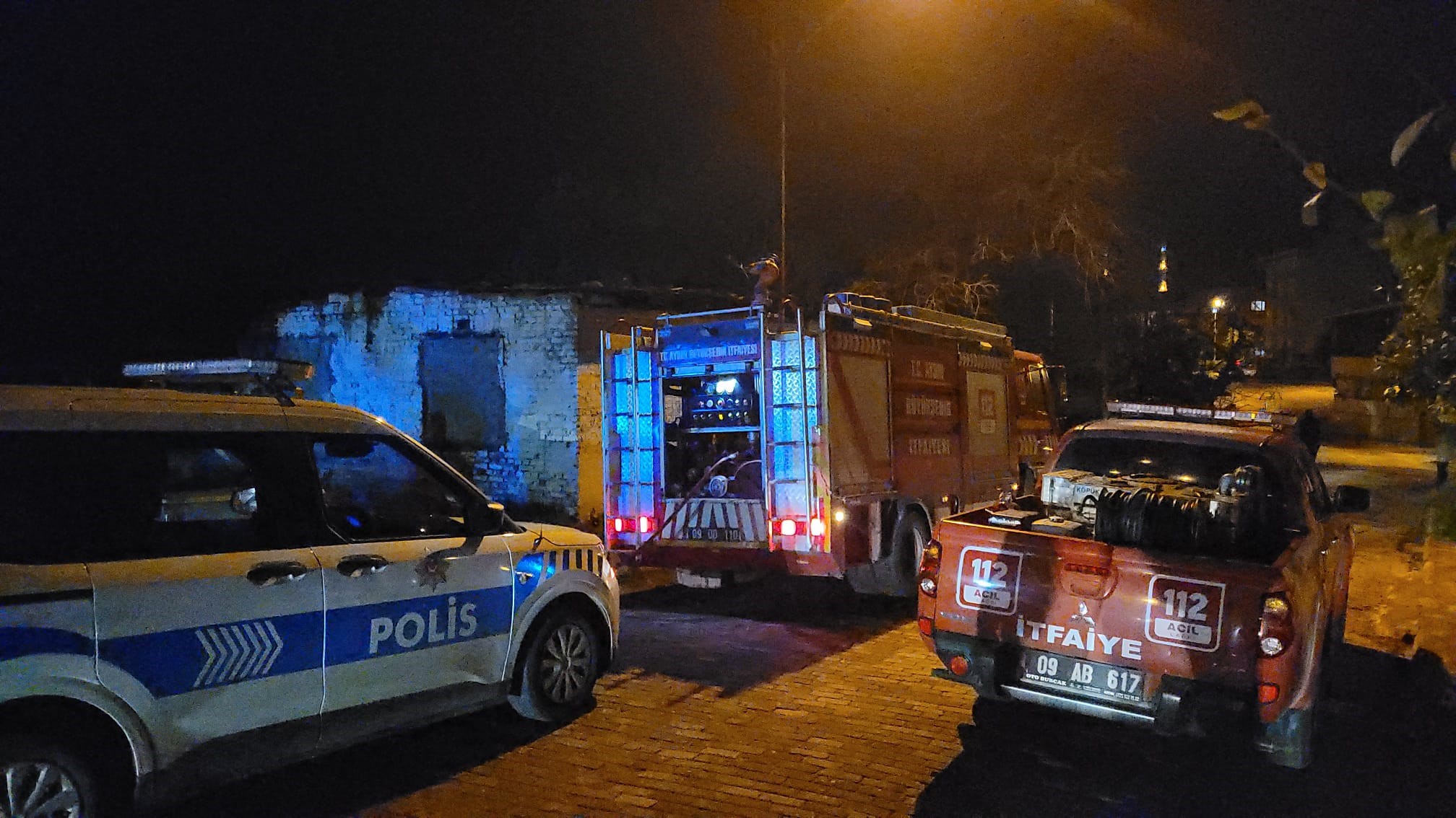 Aydın Efeler’de Metruk Binada Yangın Çıktı (2)