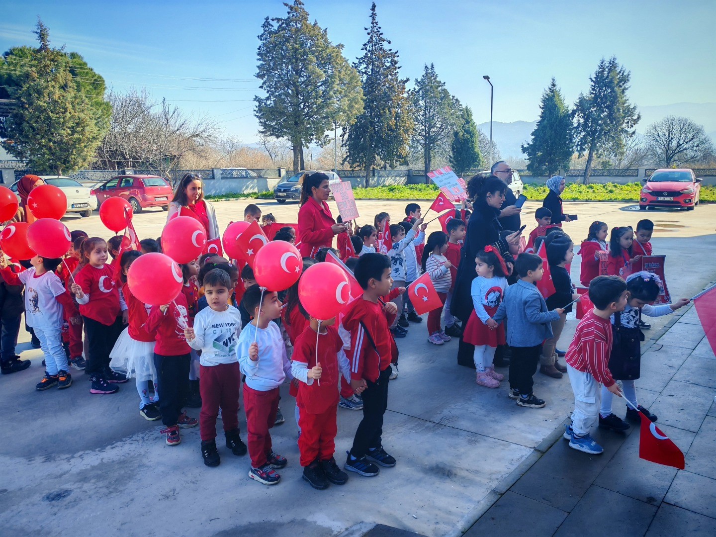 Aydın Karpuzlu'da Miniklerden Bayrağa Saygı (1)