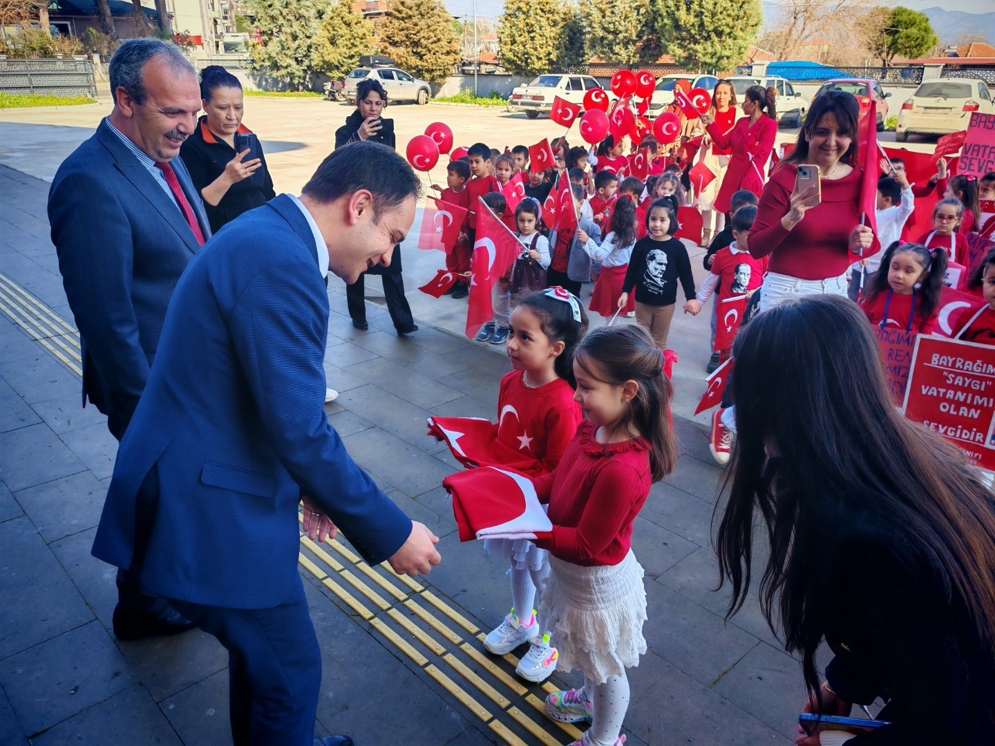 Aydın Karpuzlu'da Miniklerden Bayrağa Saygı (2)