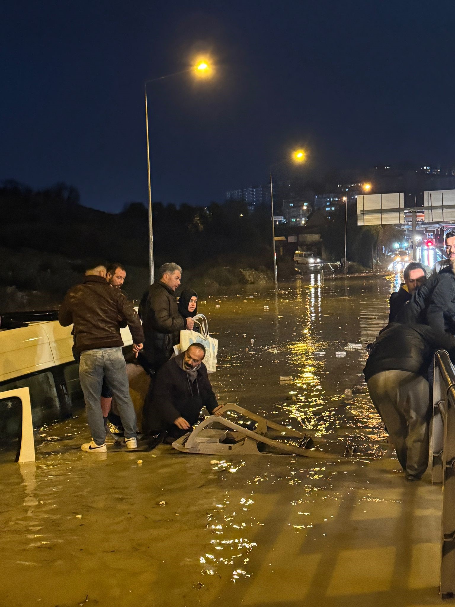 Aydın’da 20 Kişi Minibüste Boğulmaktan Son Anda Kurtarıldı (3)
