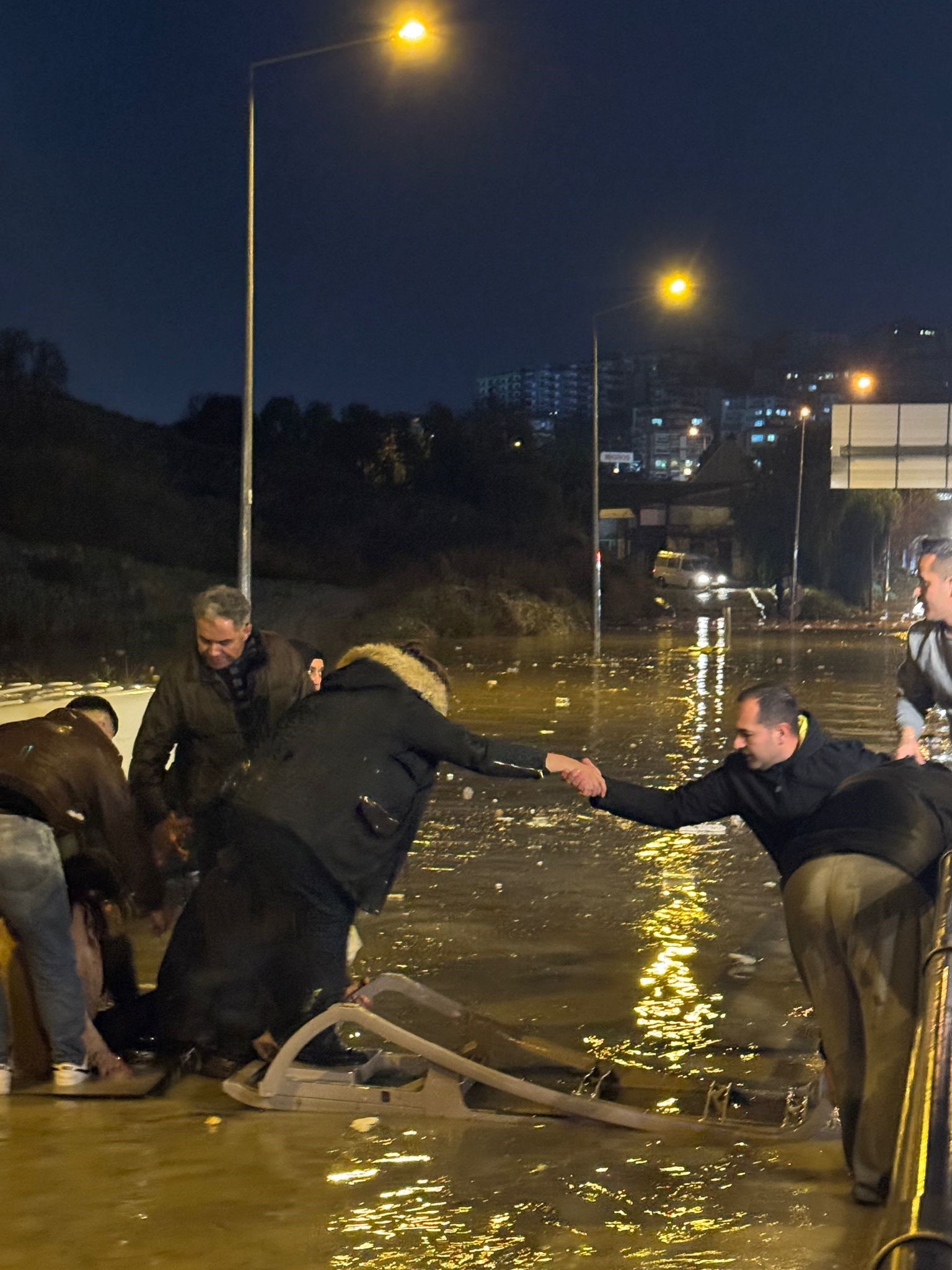 Aydın’da 20 Kişi Minibüste Boğulmaktan Son Anda Kurtarıldı (6)