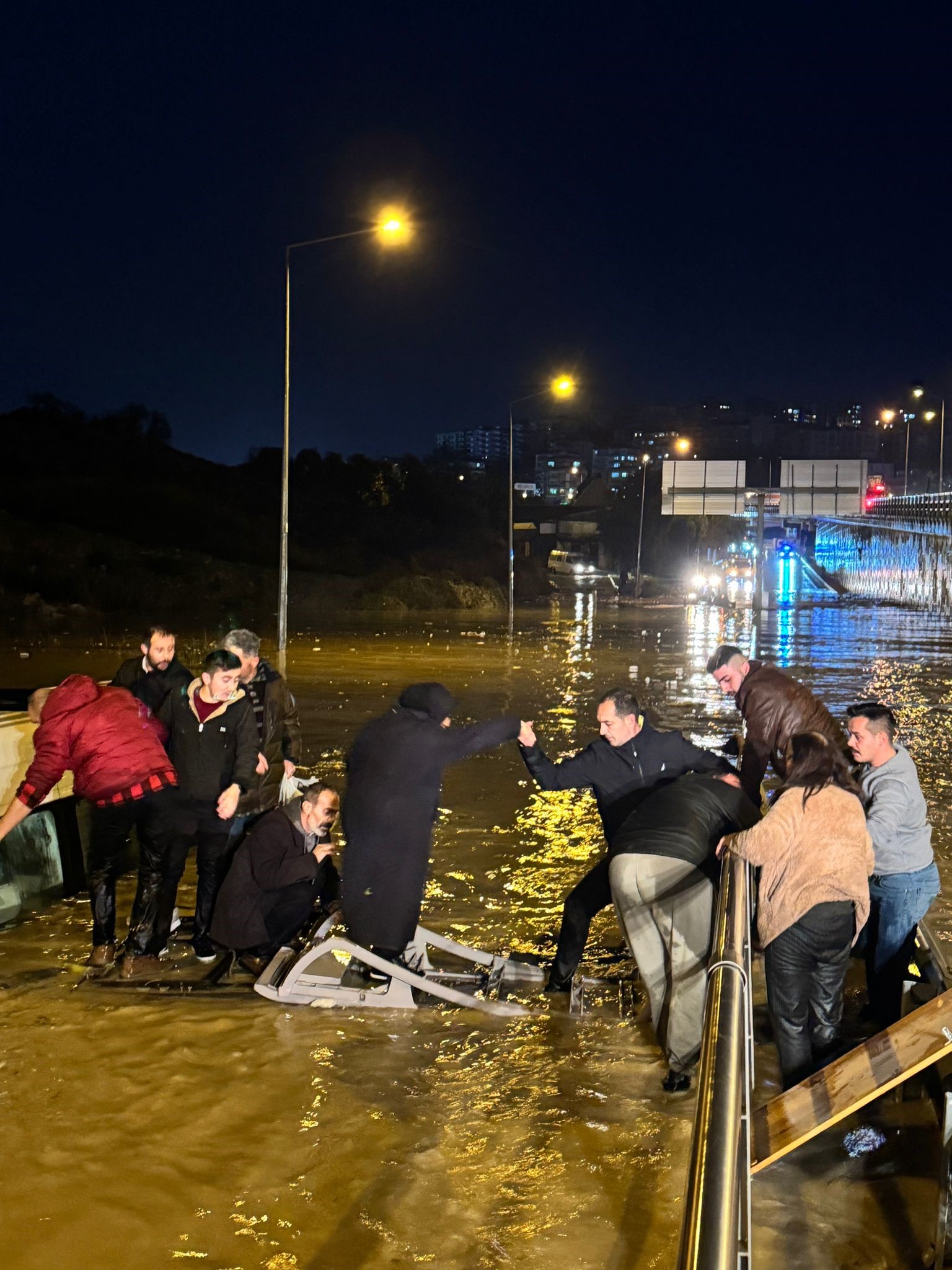 Aydın’da 20 Kişi Minibüste Boğulmaktan Son Anda Kurtarıldı (7)