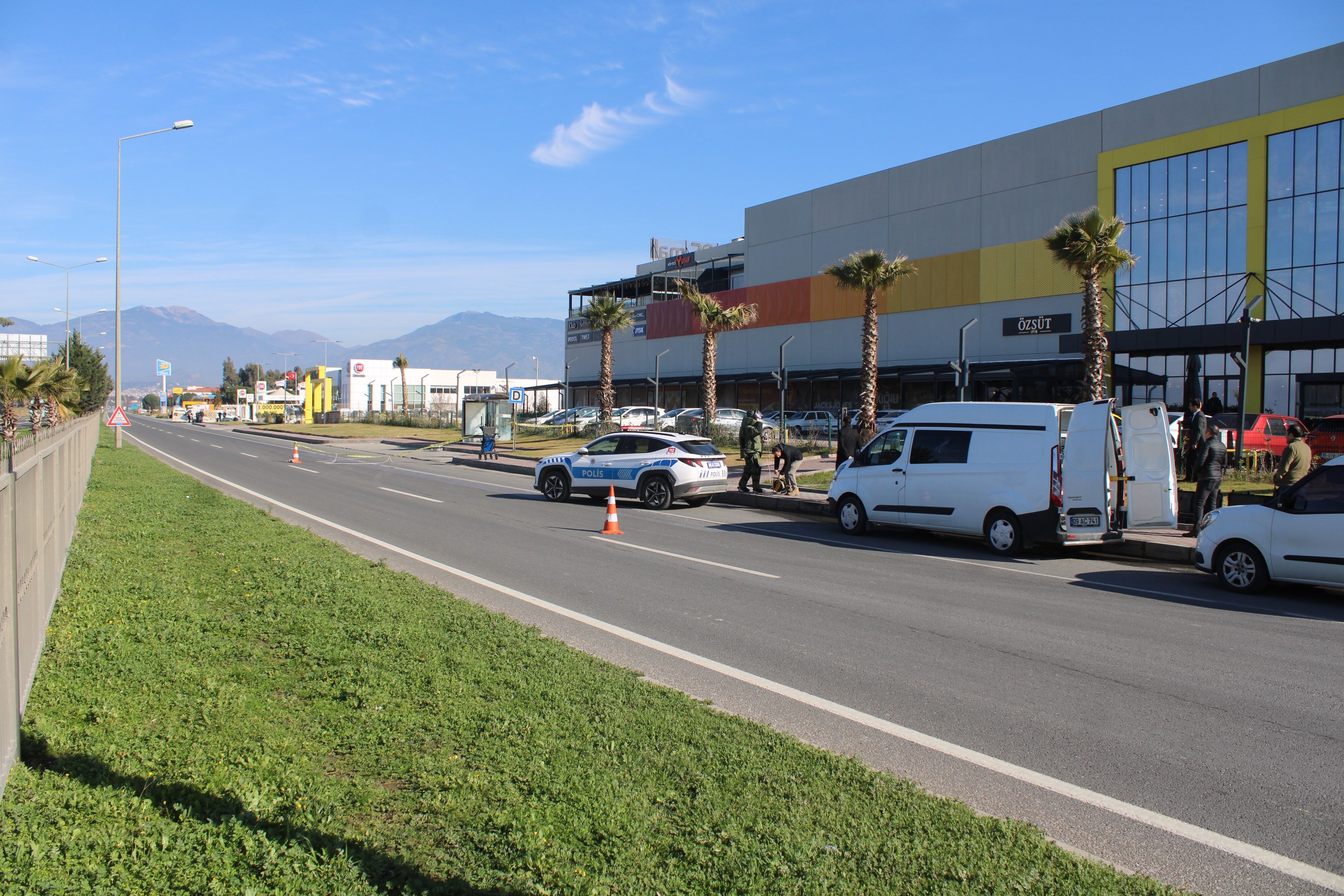 Aydın’da Avm Önünde Bomba Paniği (7)