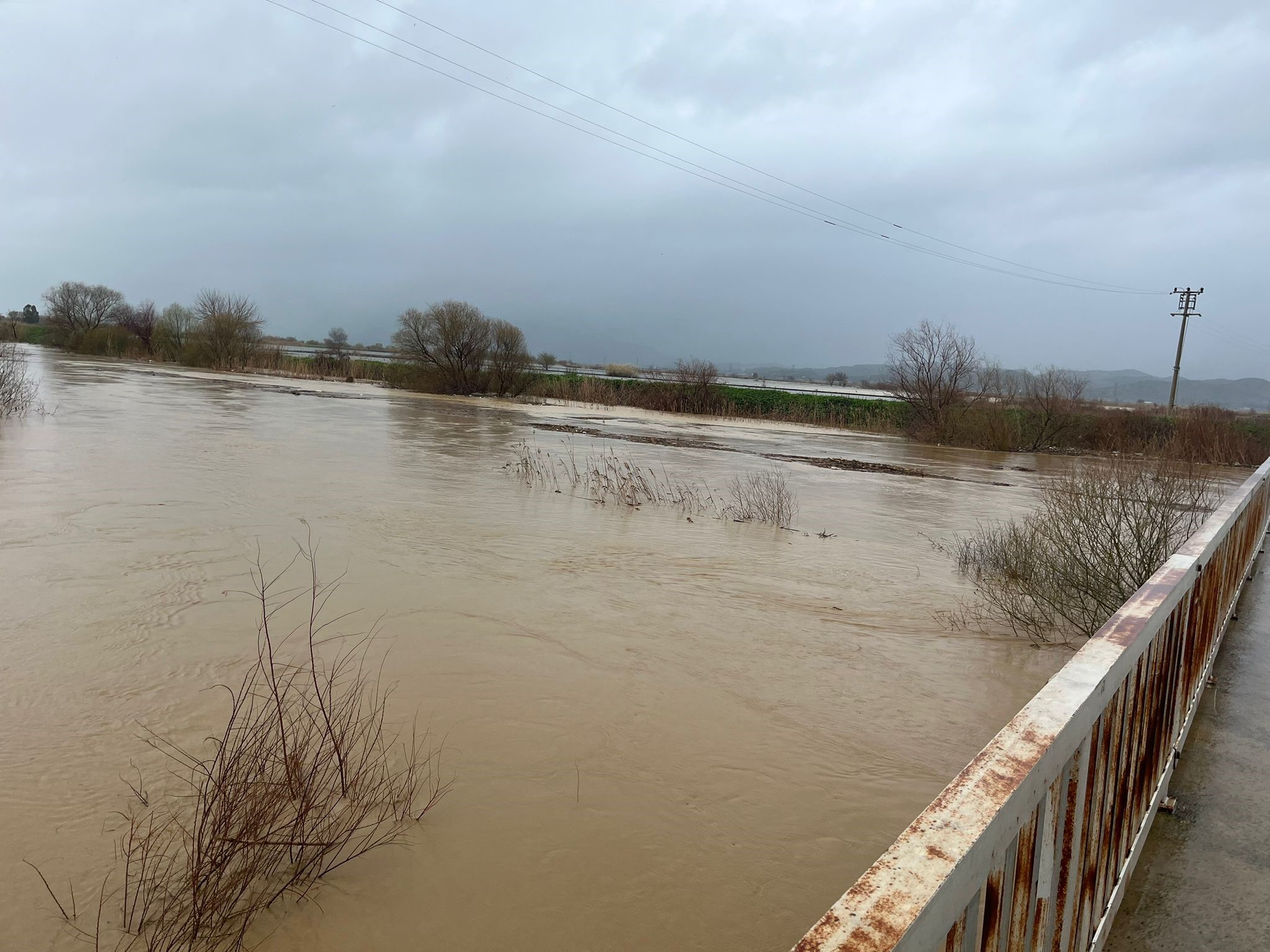 Aydın’da Büyük Menderes Taştı, Karayolu Kapandı (1)