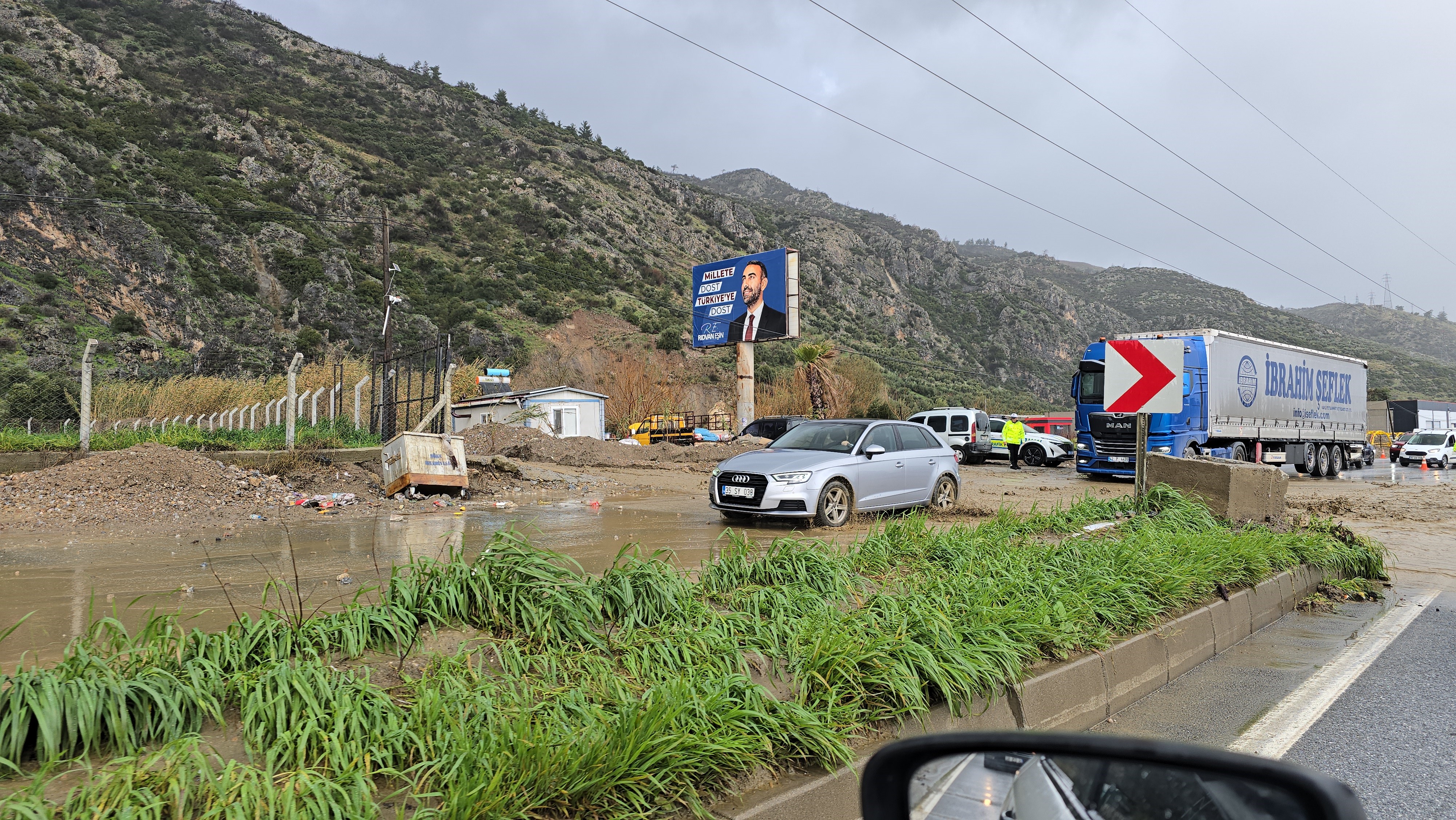 Aydın’da Dağ Patladı, Karayolu Göle Döndü (2)