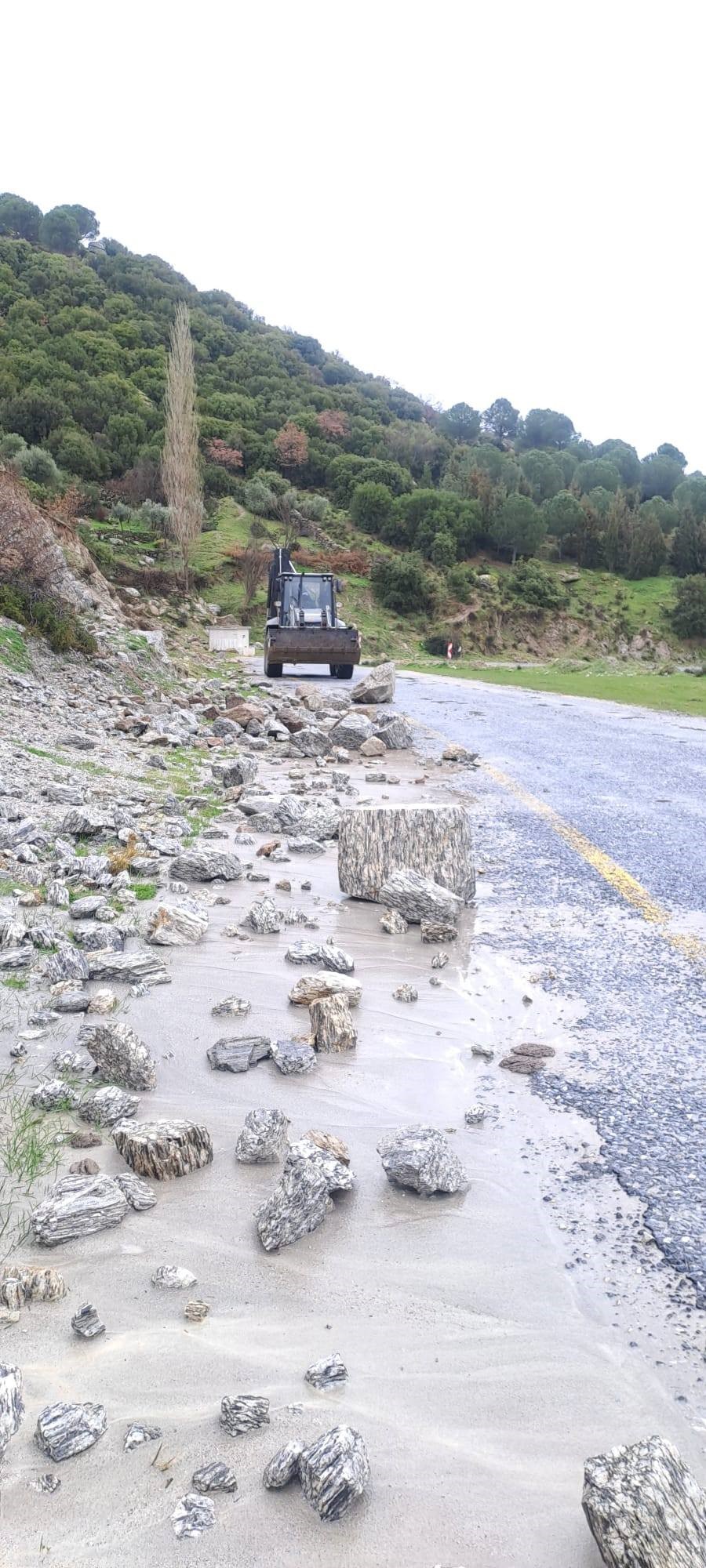 Aydın’da Kaya Parçaları Yolu Kapattı (4)