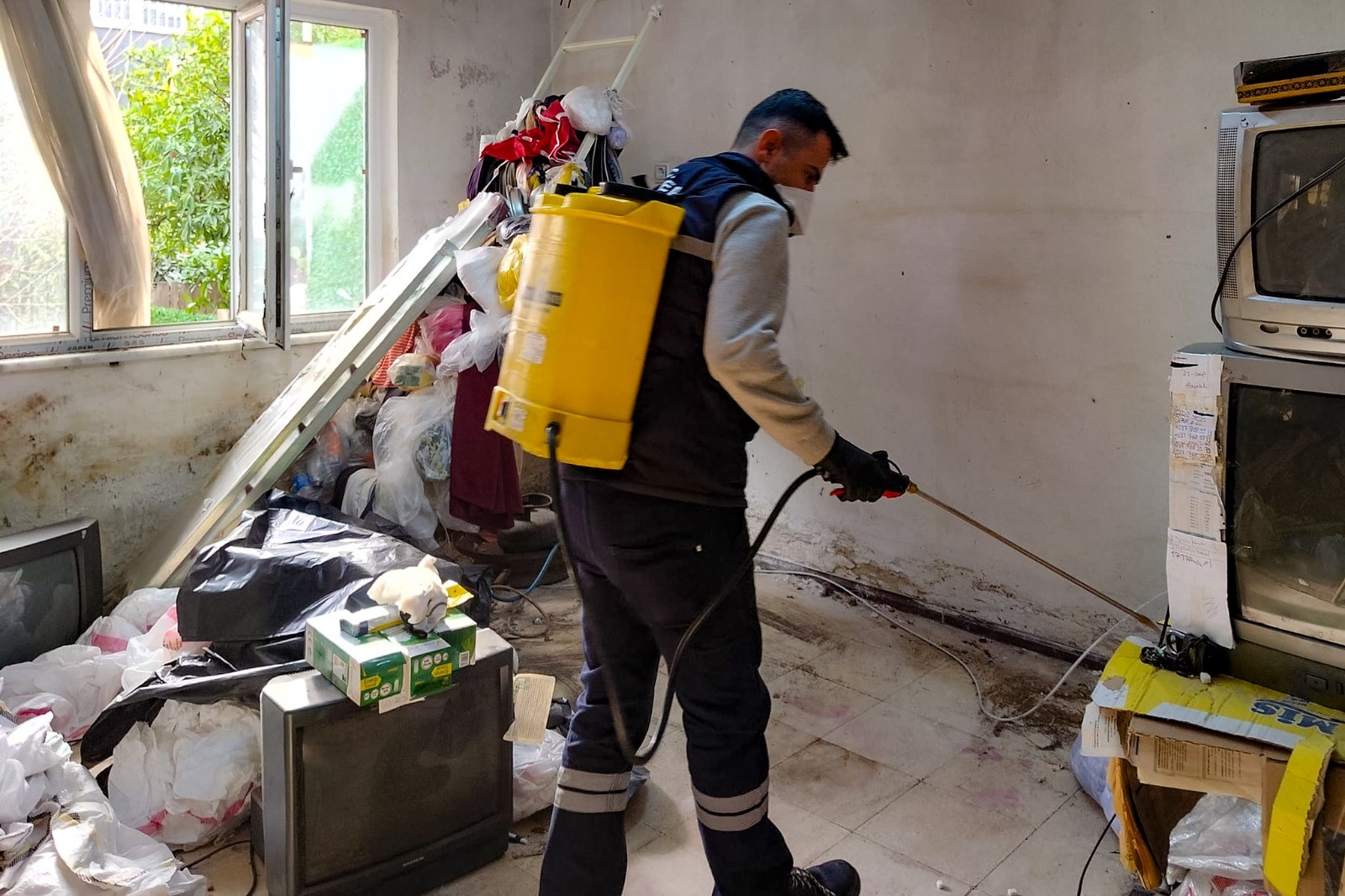 Aydın’da Mide Bulandıran Görüntüler.. Kamyon Kamyon Çöp Çıktı (7)