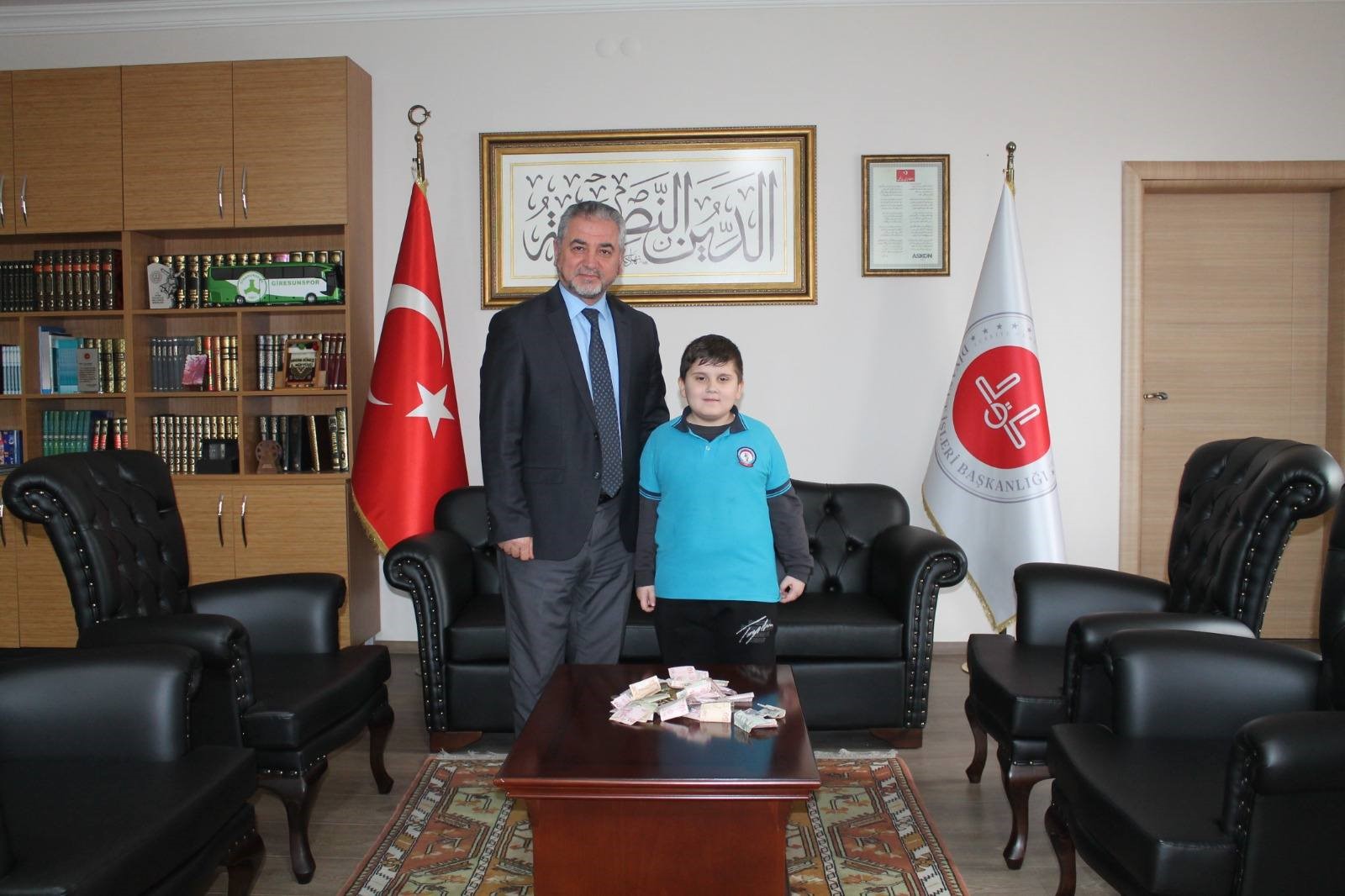 Aydın’da Minik Alparslan Kumbarasını Kur’an Kursu Inşaatı Için Açtı (3)