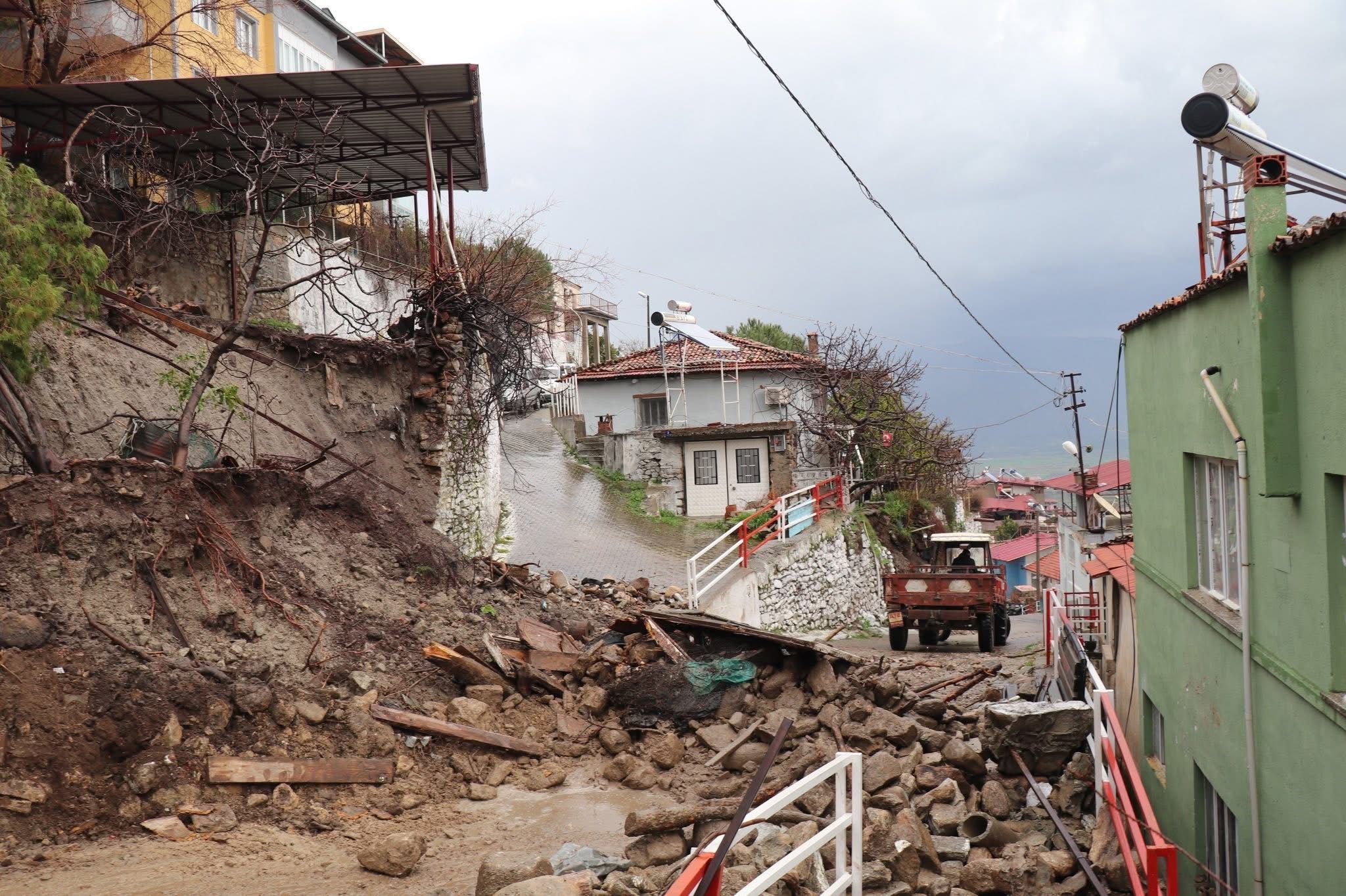 Aydın’da Sağanak Sonrası Çöktü (2)