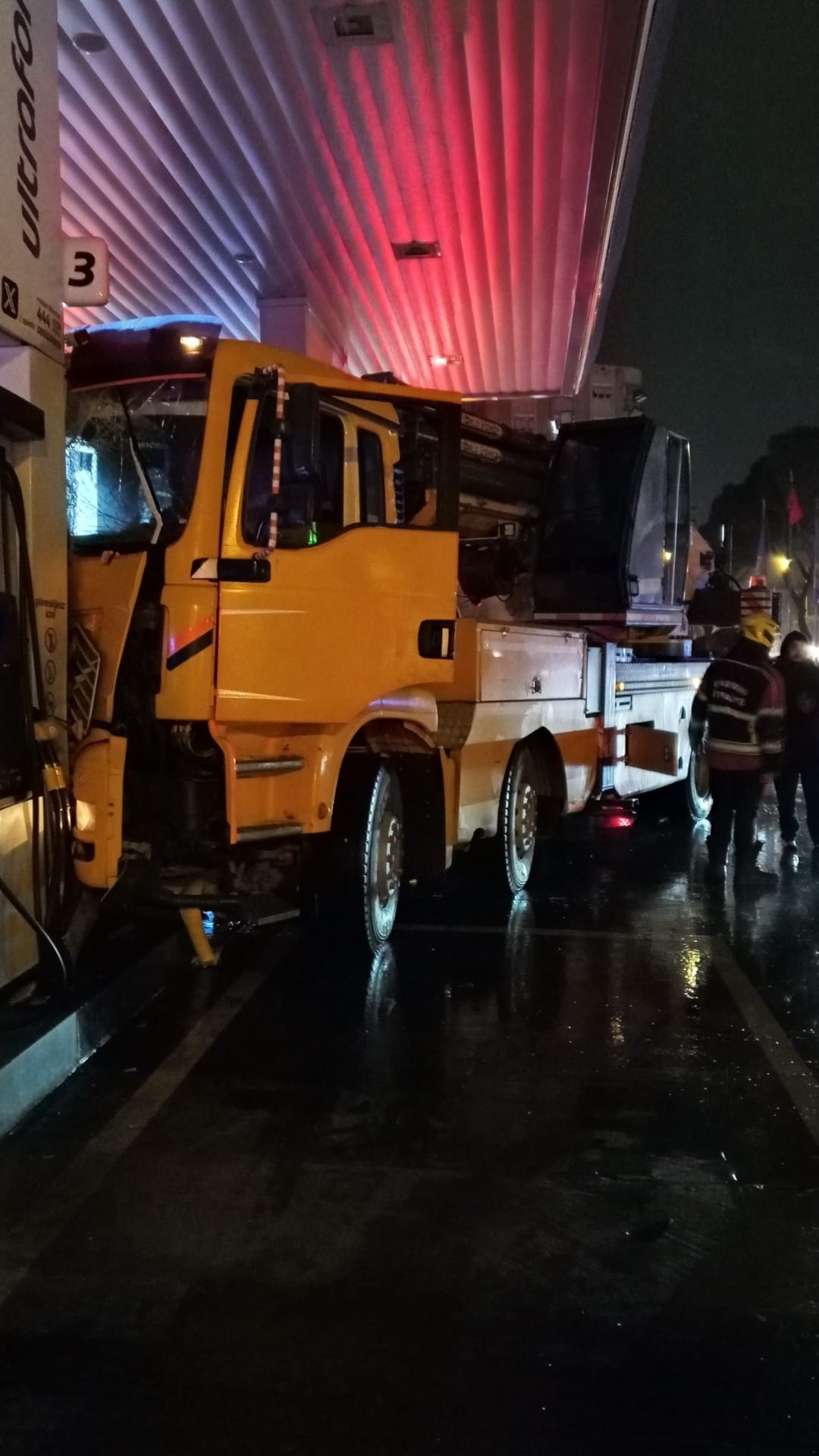 Aydın’da Vinç Akaryakıt Istasyonuna Daldı (4)