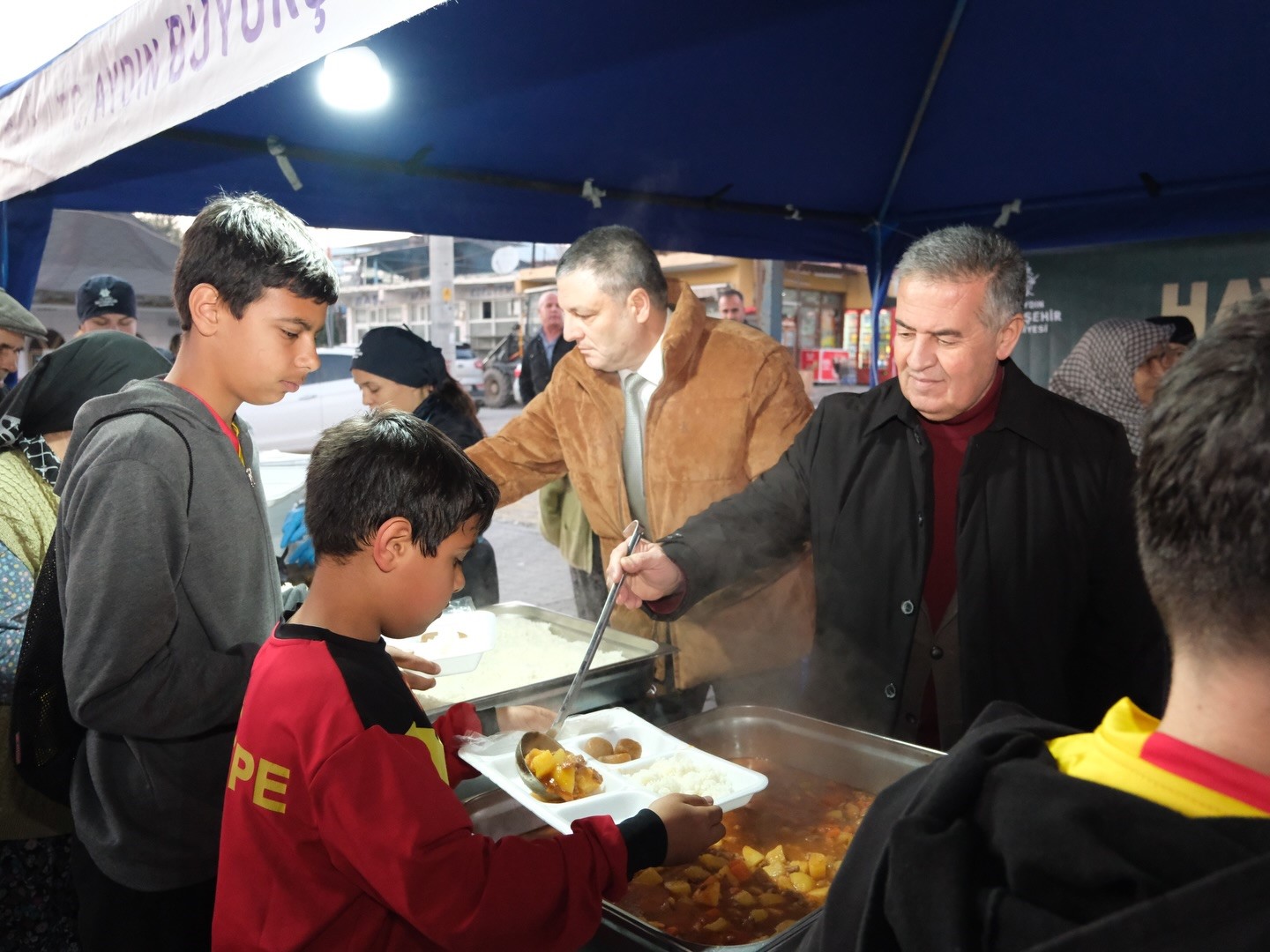 Aydın’ın Buharkent Ilçesinde Ilk Iftar Etkinliği Savcıllı Mahallesi’nde Gerçekleştirildi. Başkan Erol, Ilk Iftarını Vatandaşlarla Yaptı (1)