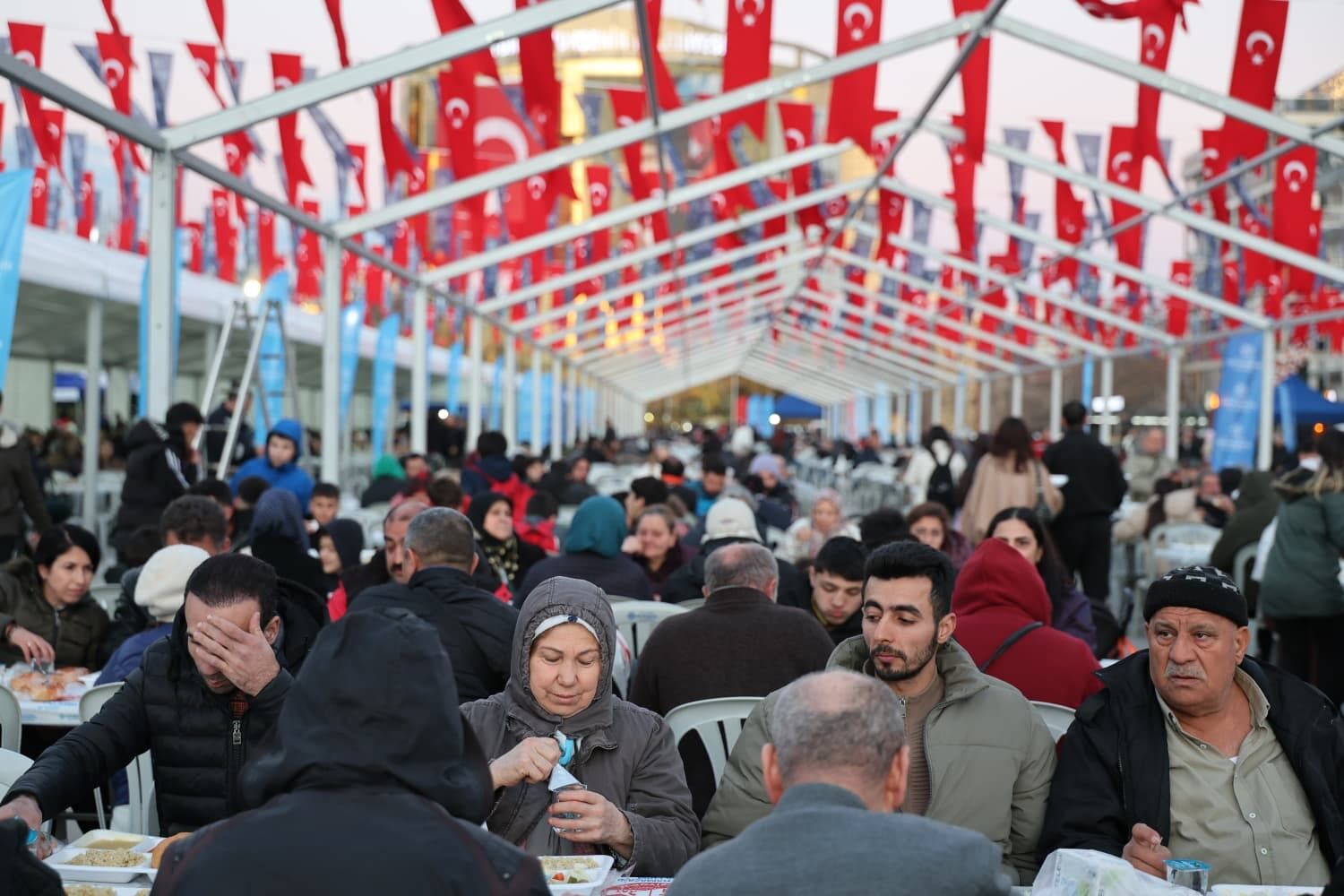 Aydınlılar Büyükşehir Belediyesi’nin Iftar Sofralarında Buluşuyor (3)