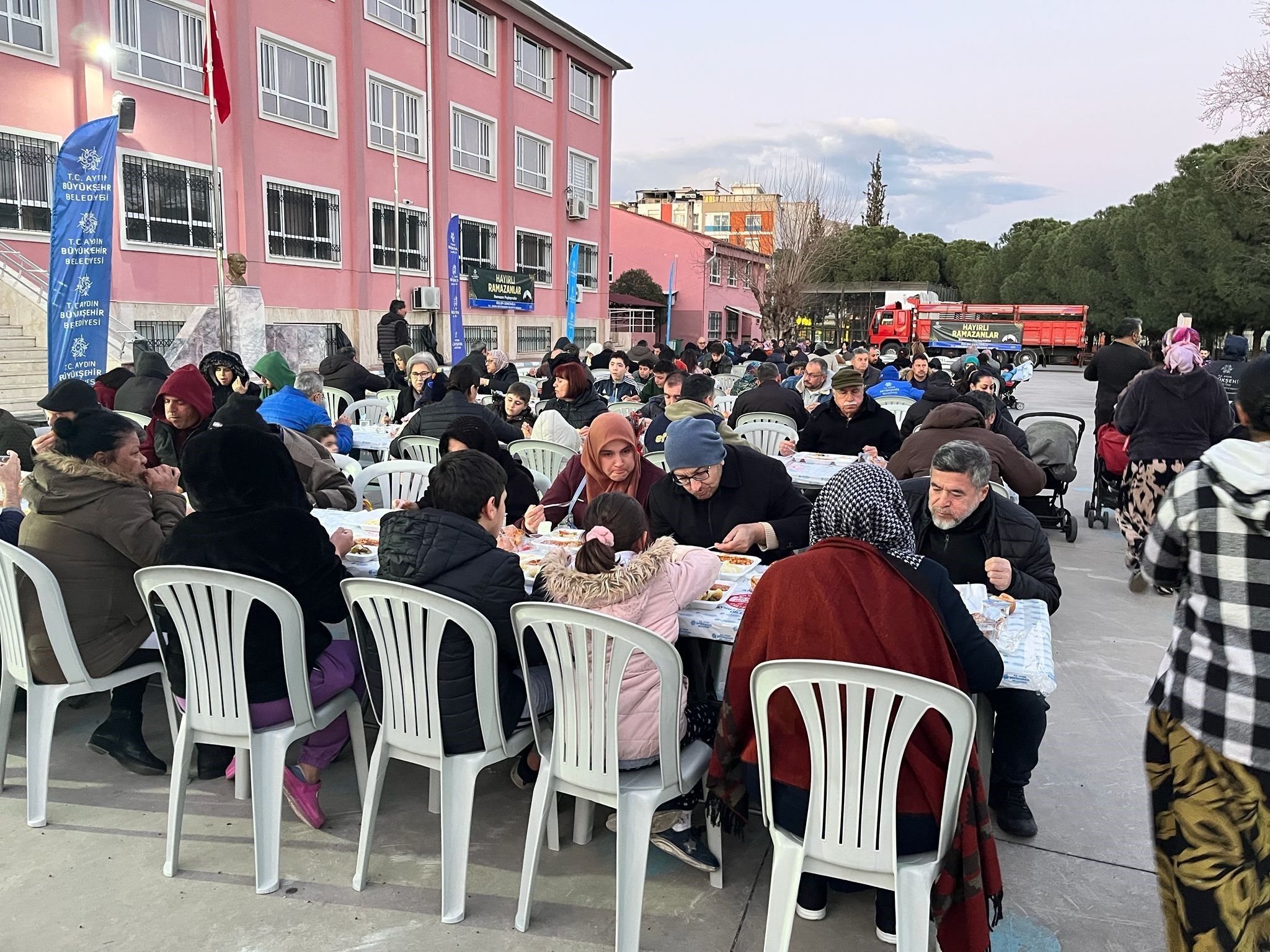 Aydınlılar Büyükşehir Belediyesi’nin Iftar Sofralarında Buluşuyor (7)