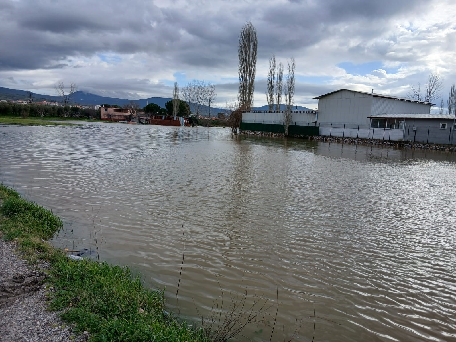 Bakırçay Taştı, Sokaklar Sular Altında Kaldı (3)