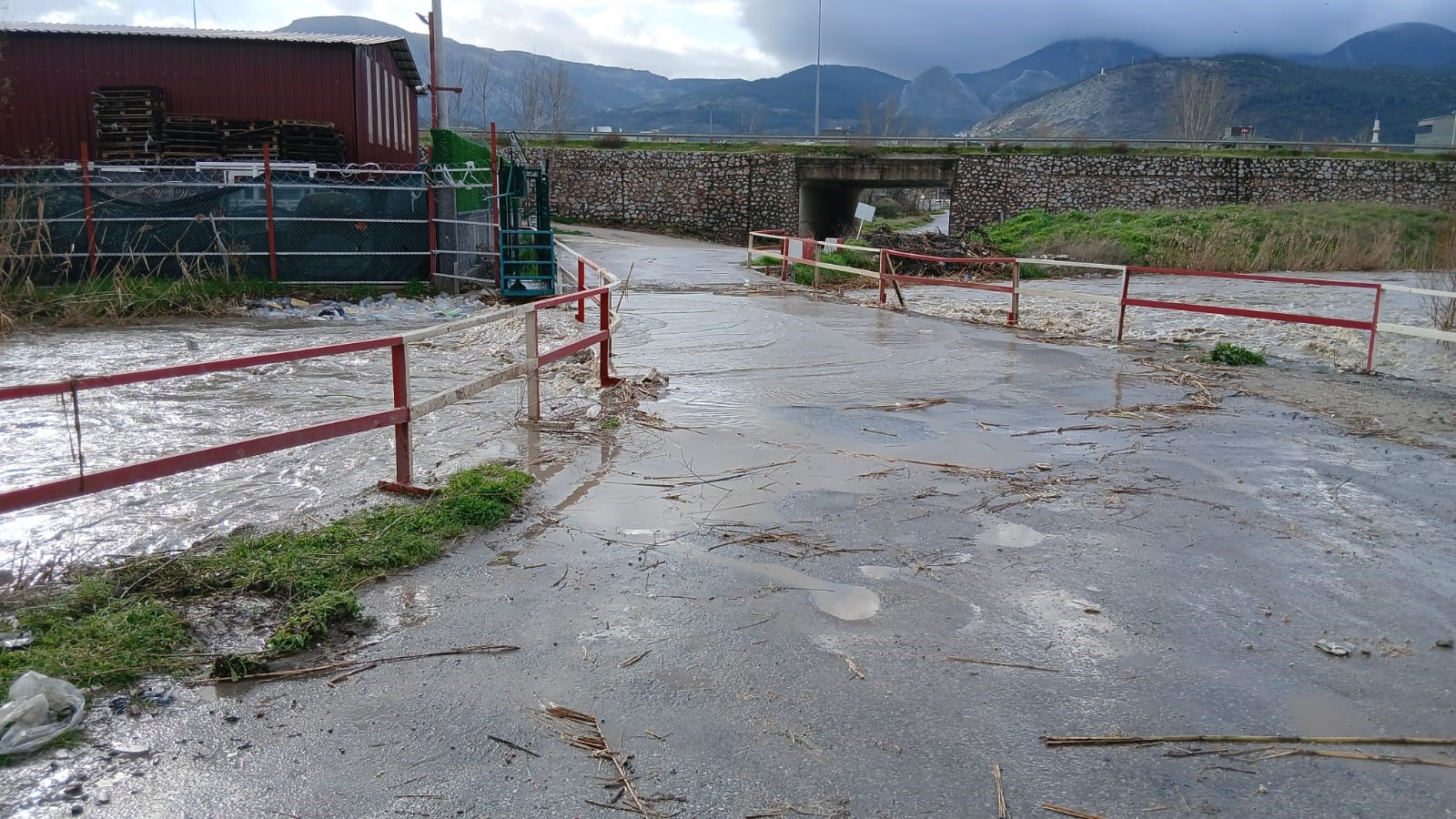 Bakırçay Taştı, Sokaklar Sular Altında Kaldı (5)