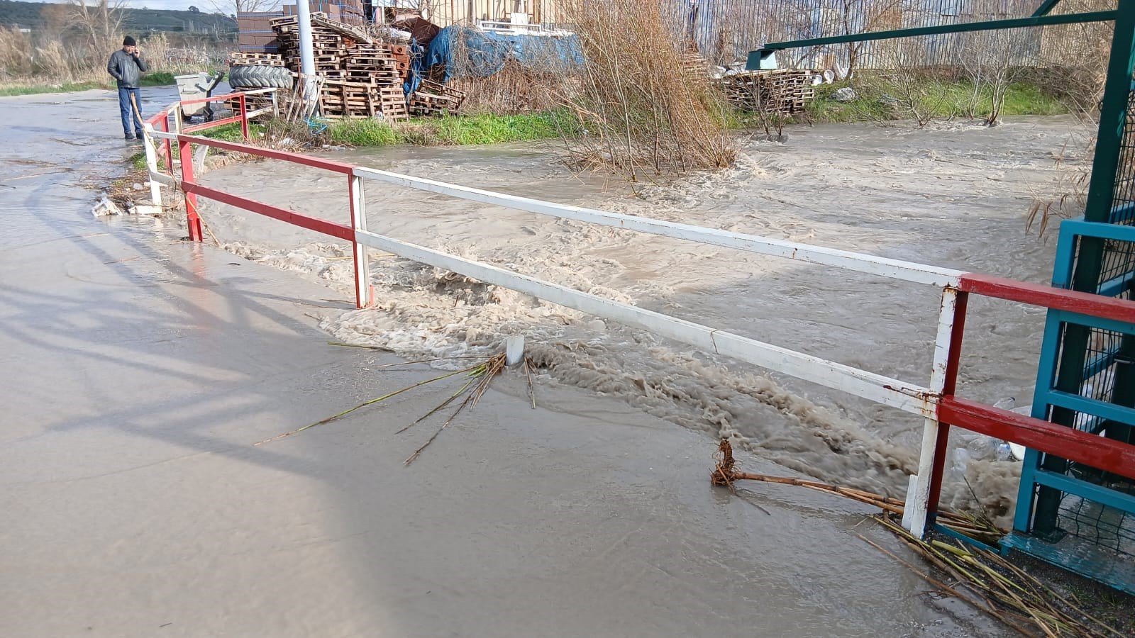 Bakırçay Taştı, Sokaklar Sular Altında Kaldı (7)