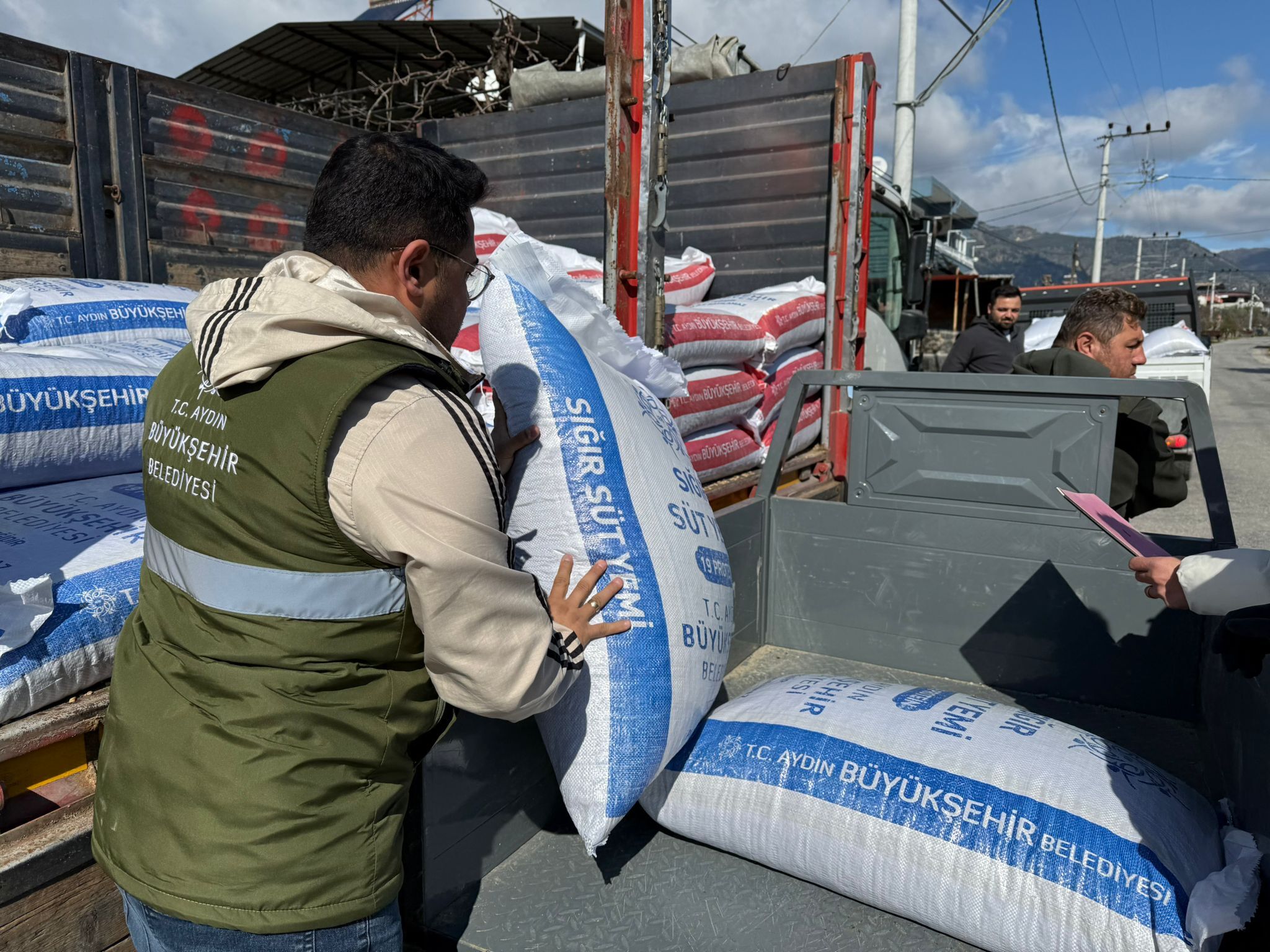 Başkan Çerçioğlu’nun Küçük Üreticilere Yem Destekleri Devam Ediyor (3)