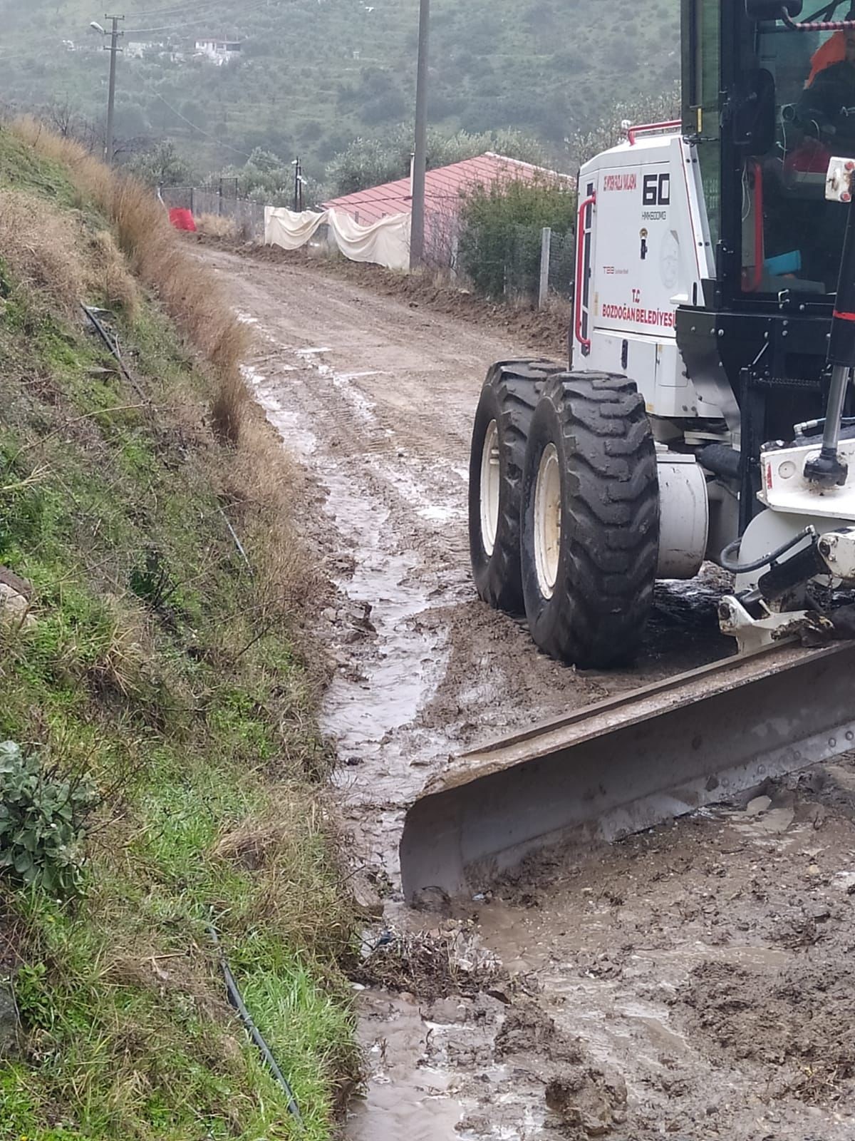 Bozdoğan Belediyesi Ekipleri Sağanak Yağış Sonrası Çalışmalarını Sürdürüyor (4)