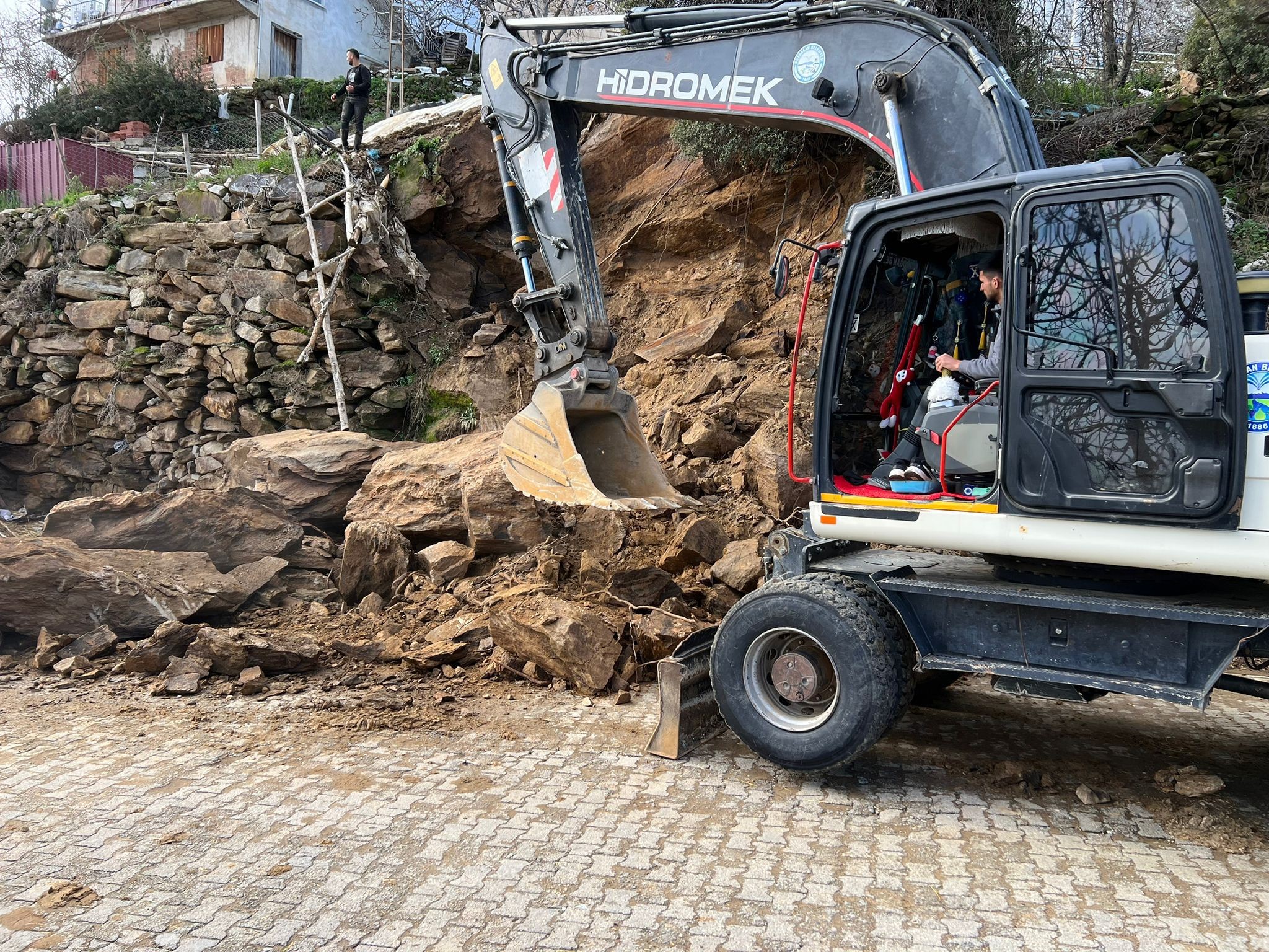Bozdoğan’da Yağmur Nedeniyle Göçen Duvara Belediyeden Müdahale (1)