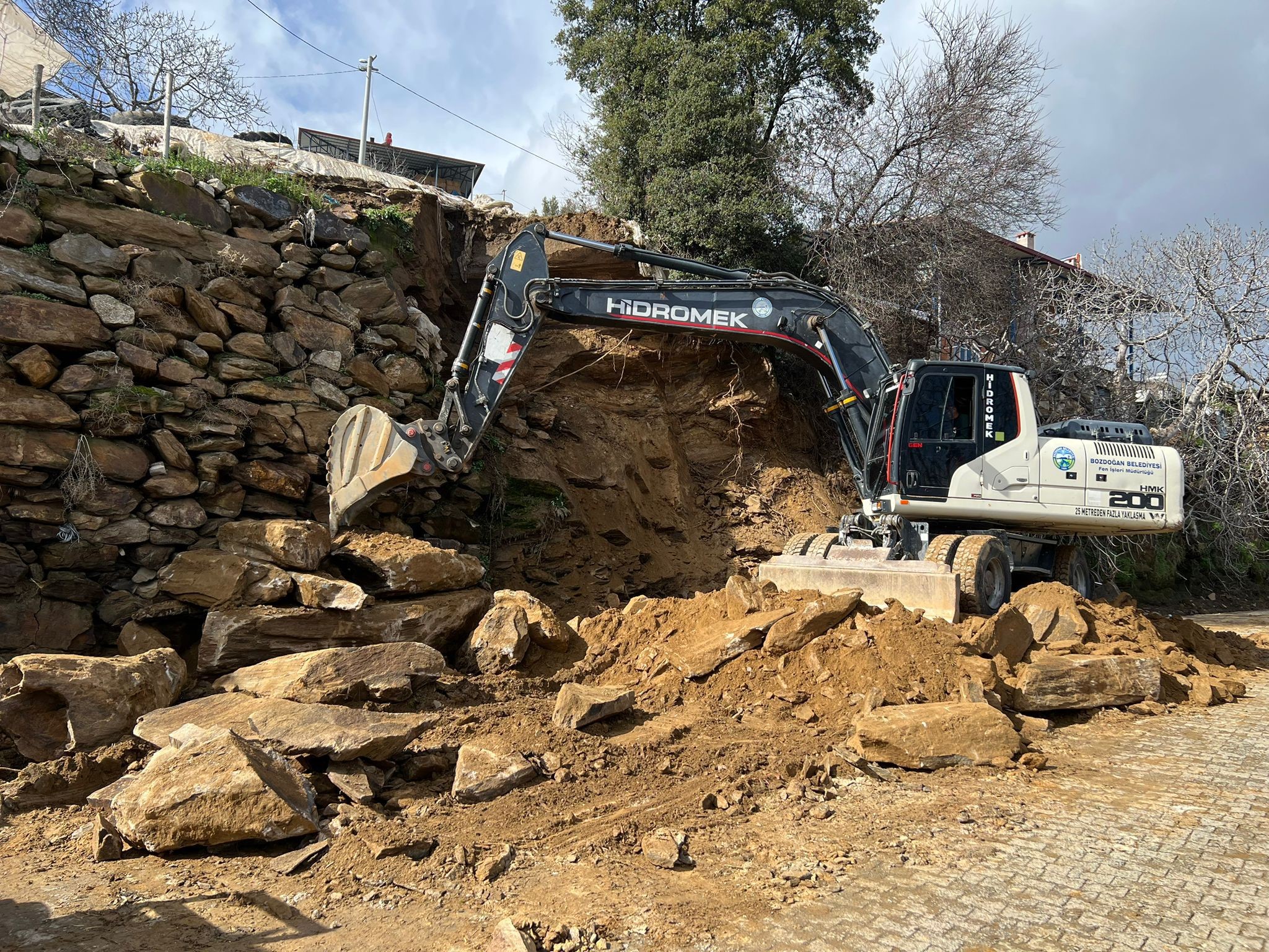 Bozdoğan’da Yağmur Nedeniyle Göçen Duvara Belediyeden Müdahale (2)