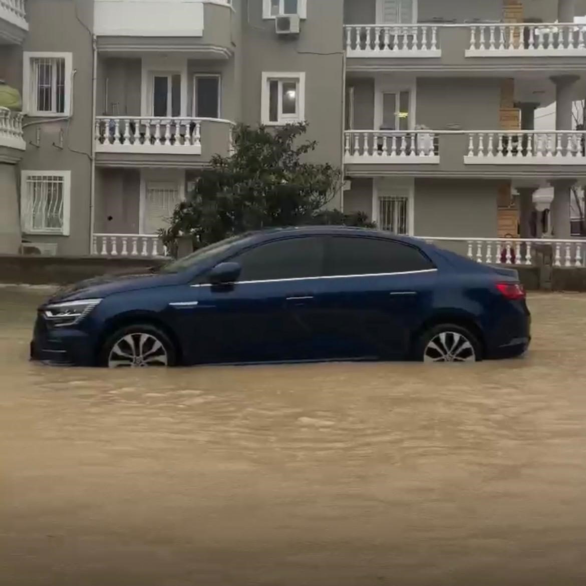 Caddeler Dereye Döndü, Rögarlar Taştı (2)